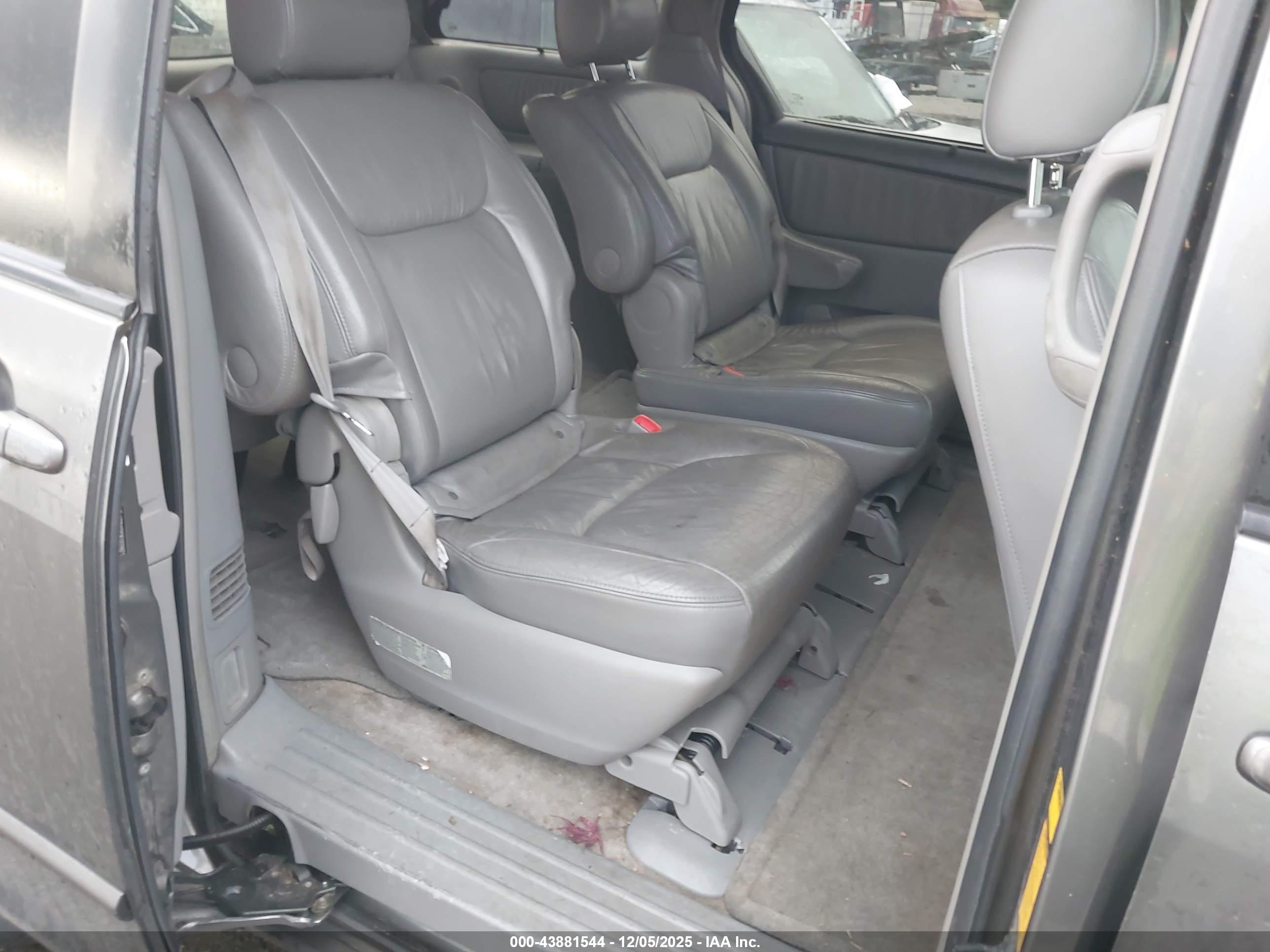 TOYOTA SIENNA image 8