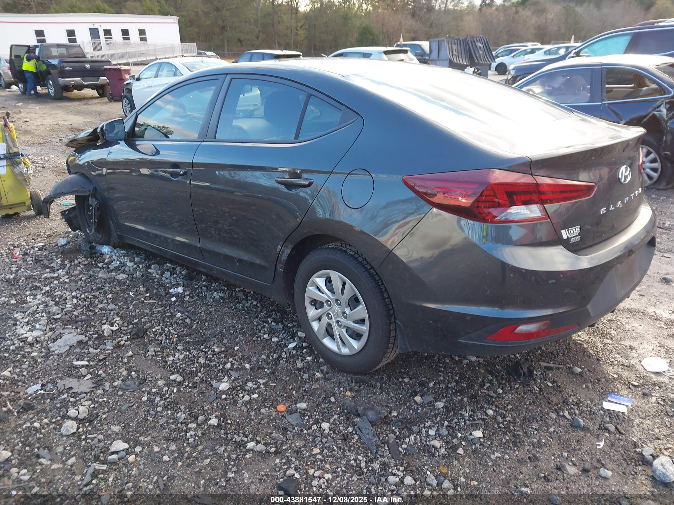HYUNDAI ELANTRA image 3