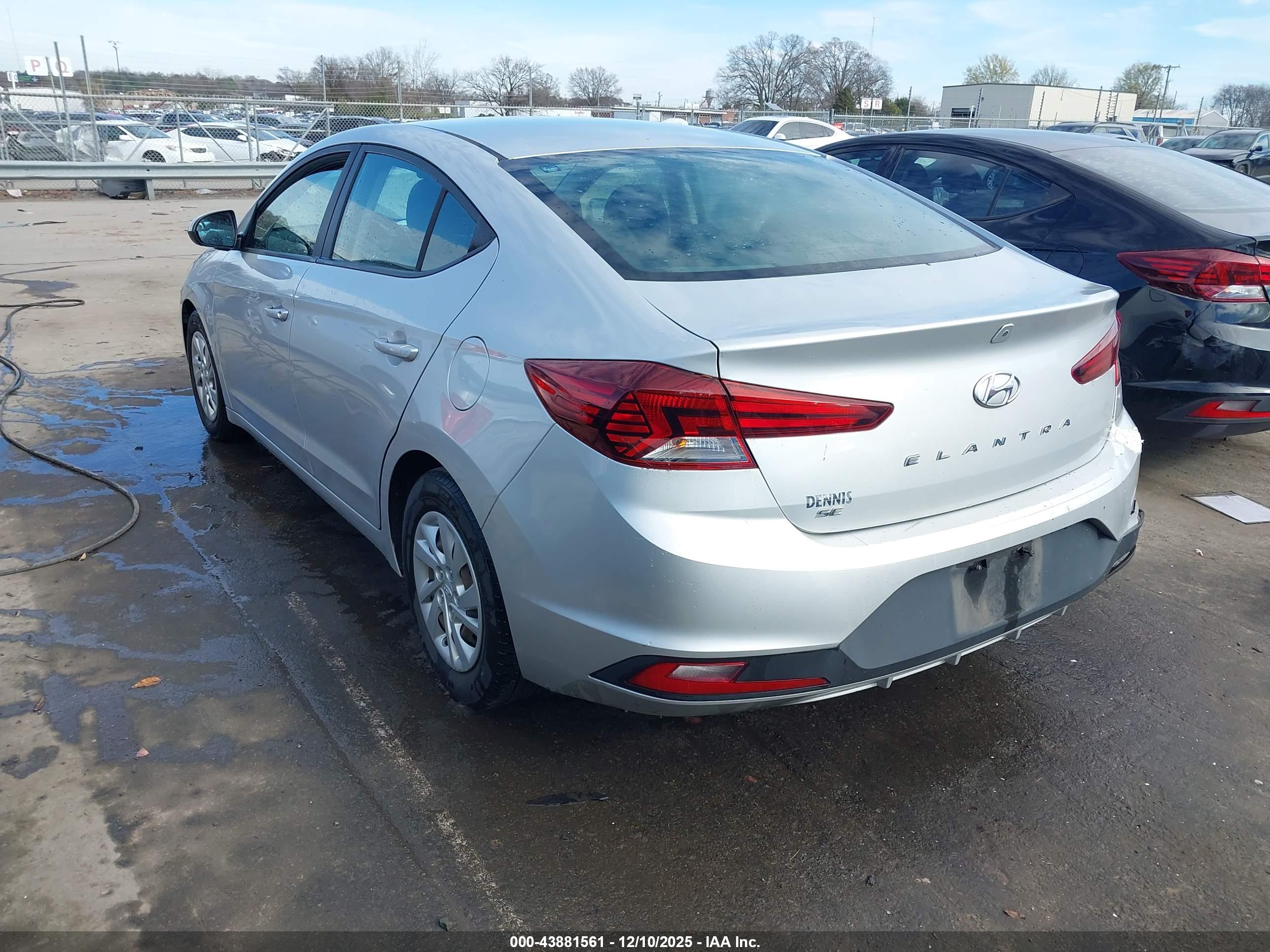 HYUNDAI ELANTRA image 3