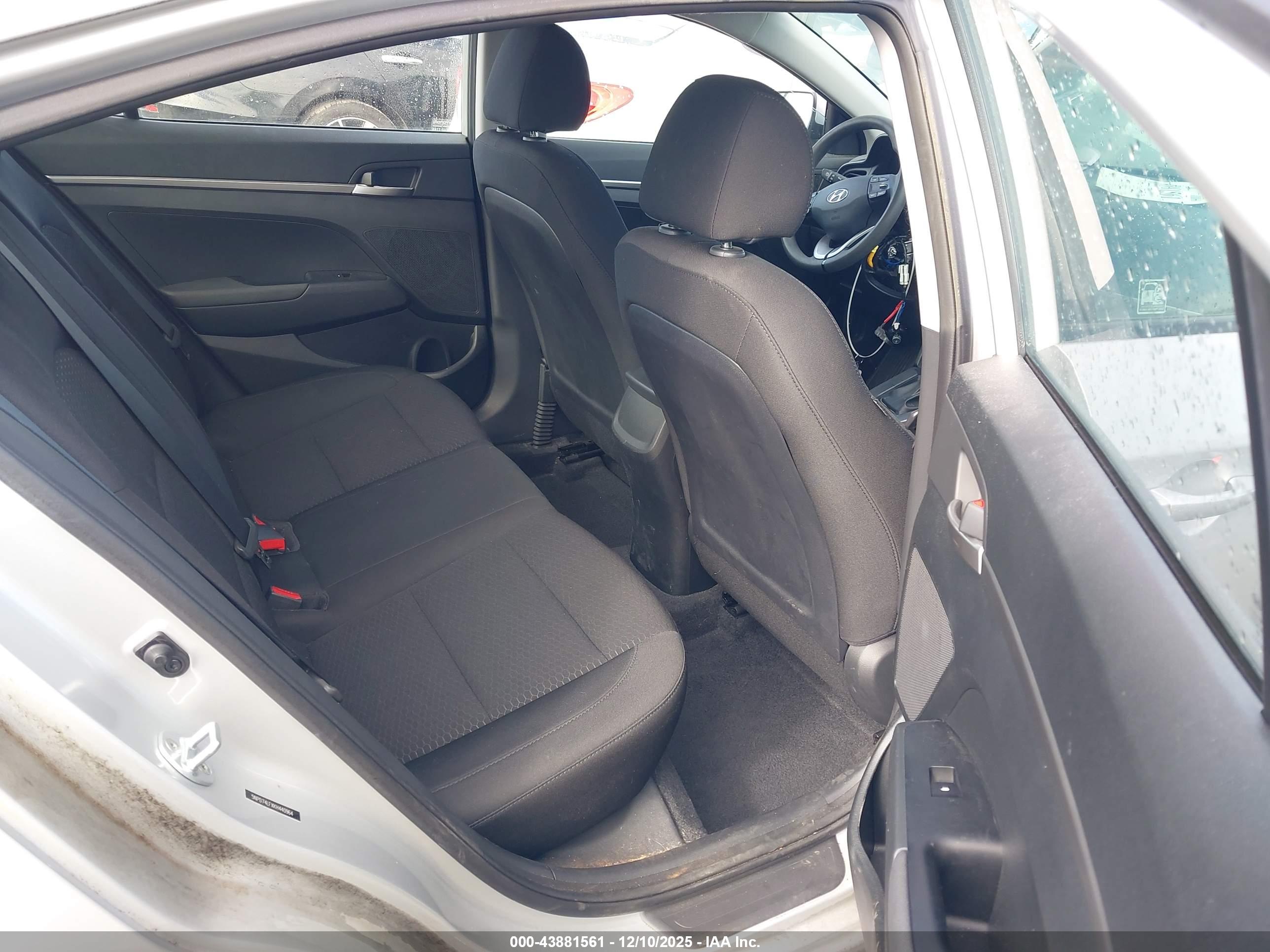 HYUNDAI ELANTRA image 8
