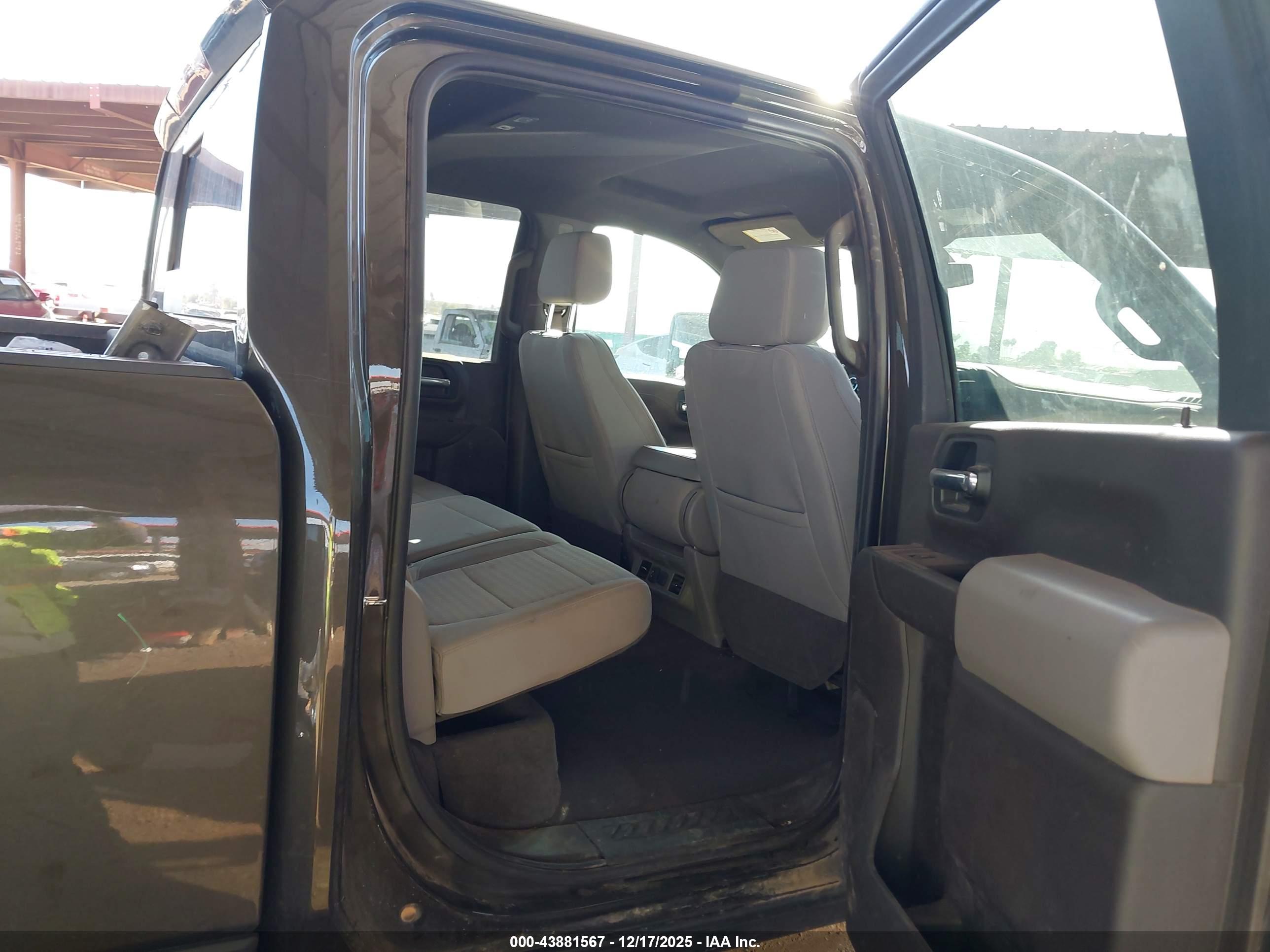 CHEVROLET SILVERADO image 8