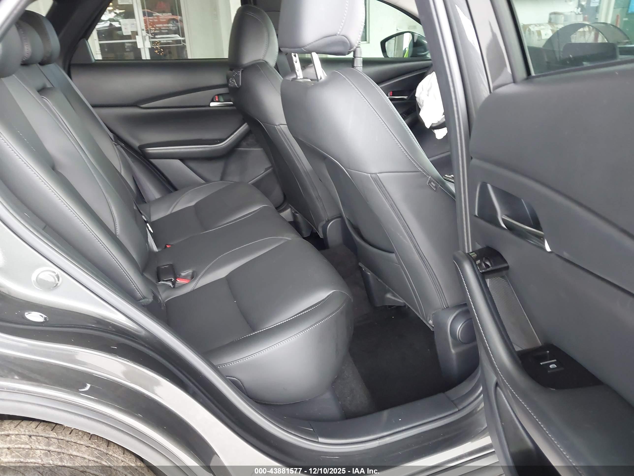 MAZDA CX-30 image 8