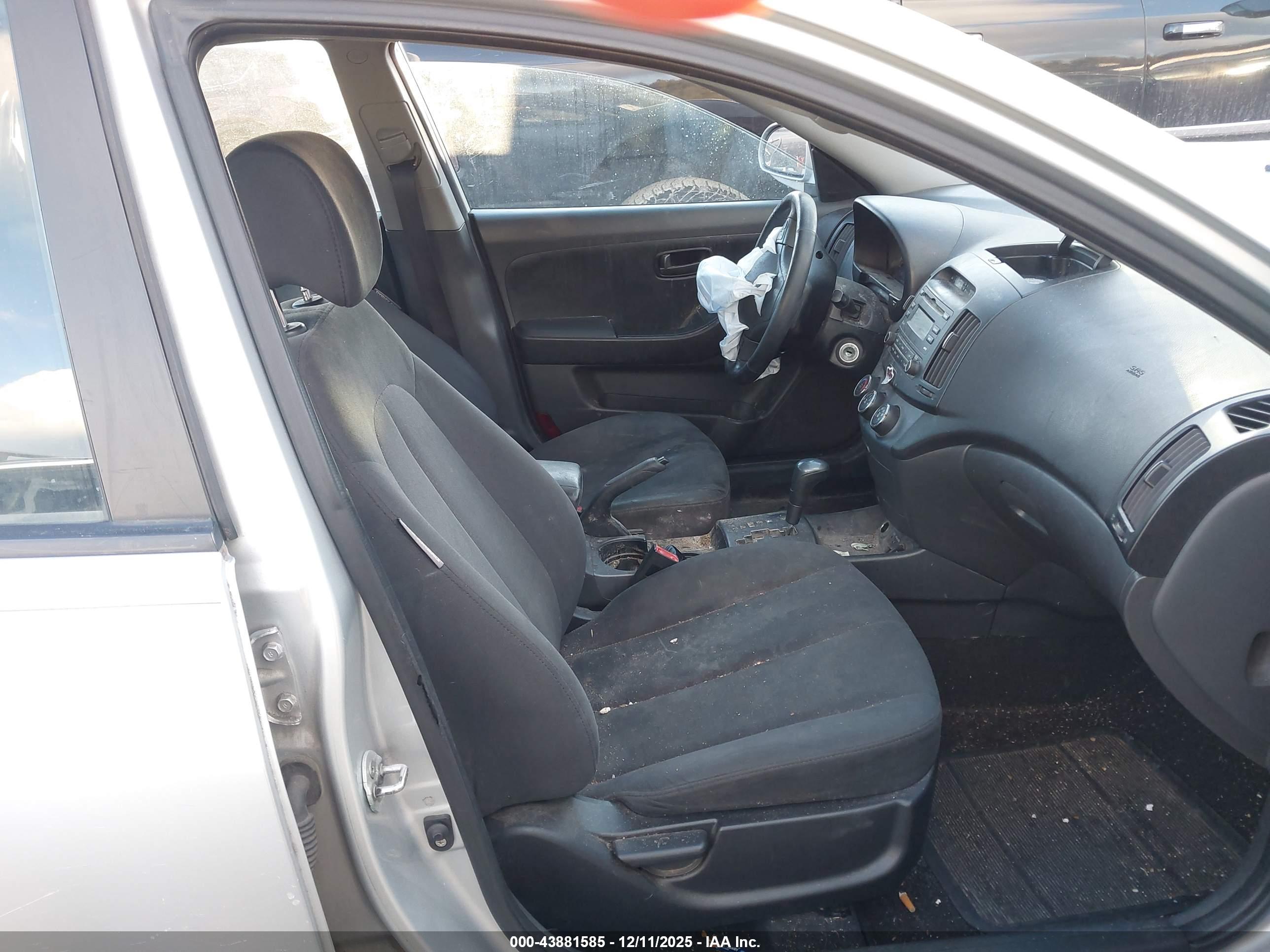 HYUNDAI ELANTRA image 5