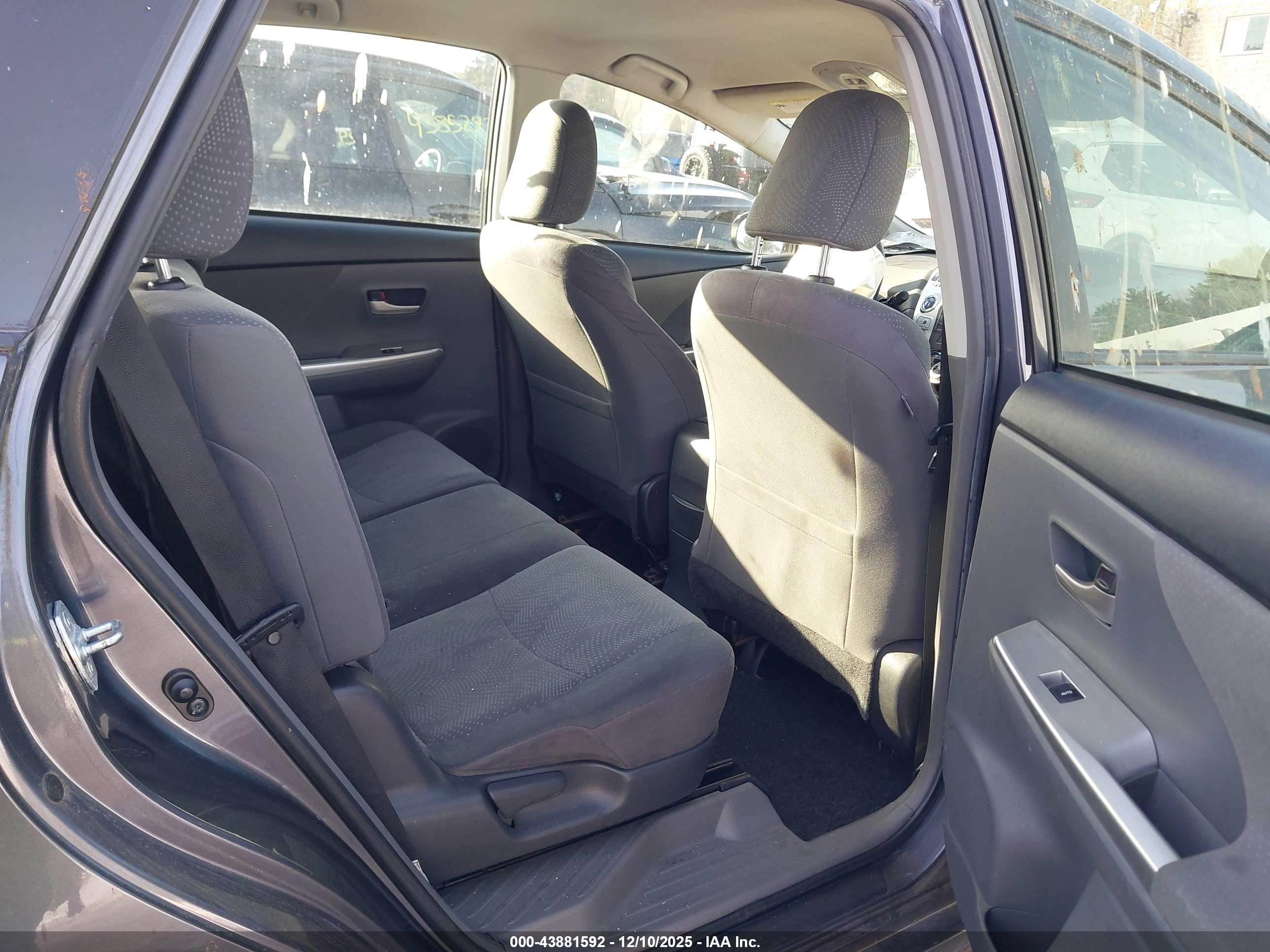 TOYOTA PRIUS image 8