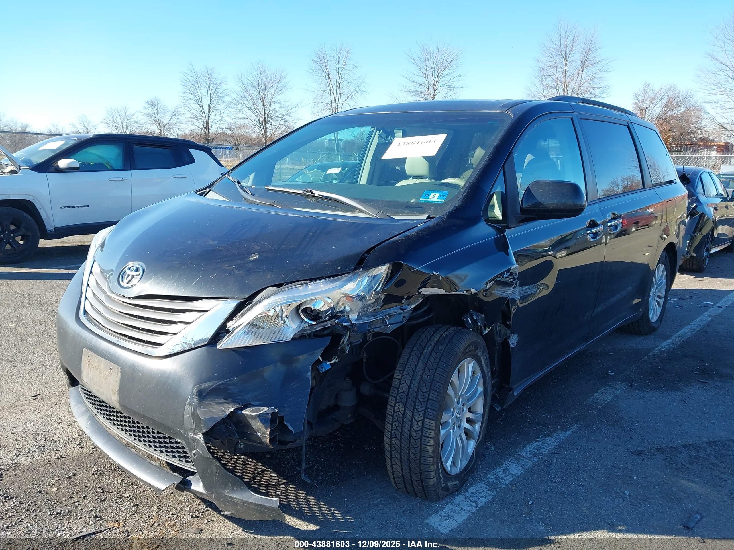 TOYOTA SIENNA image 2