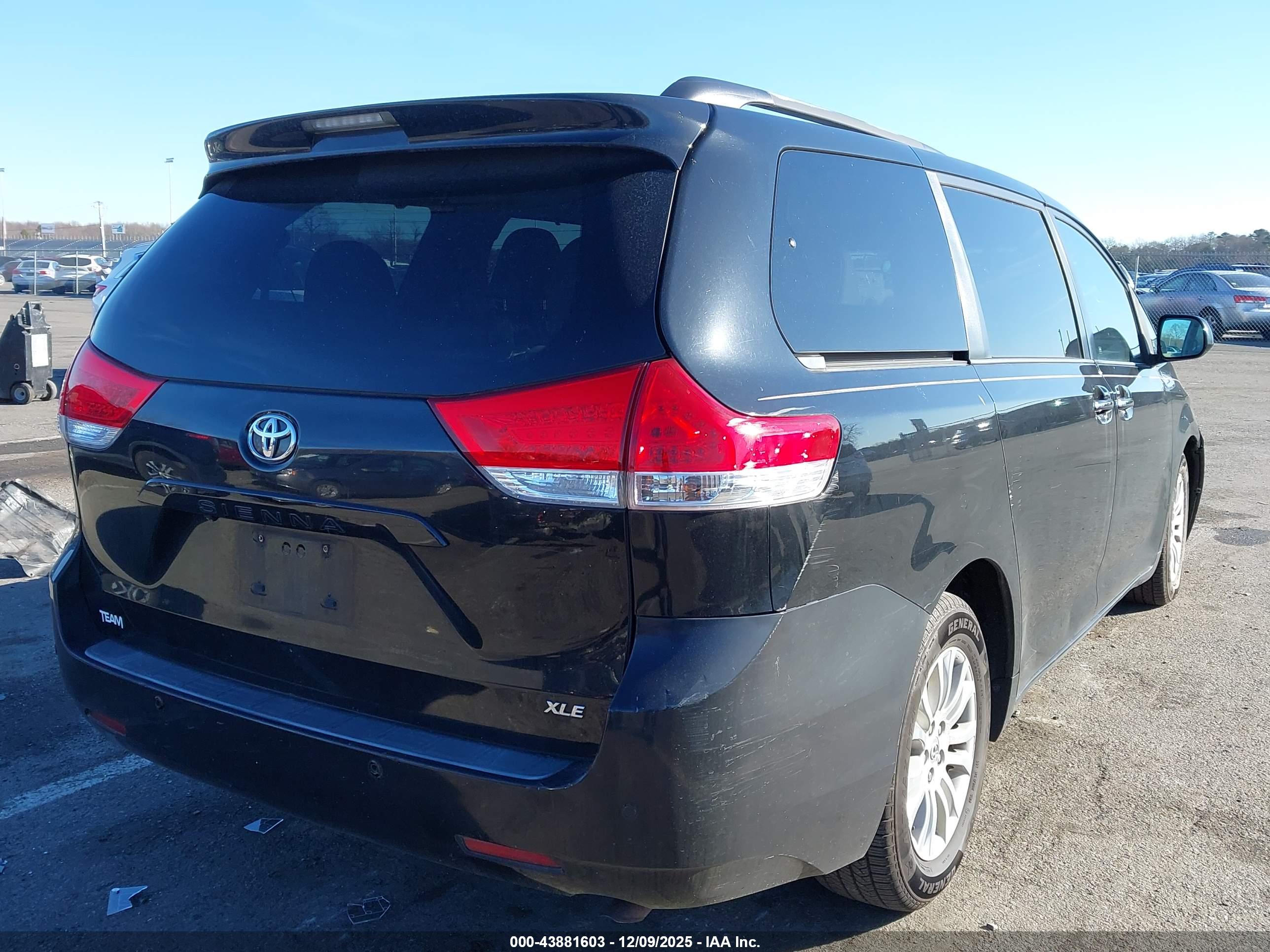 TOYOTA SIENNA image 4