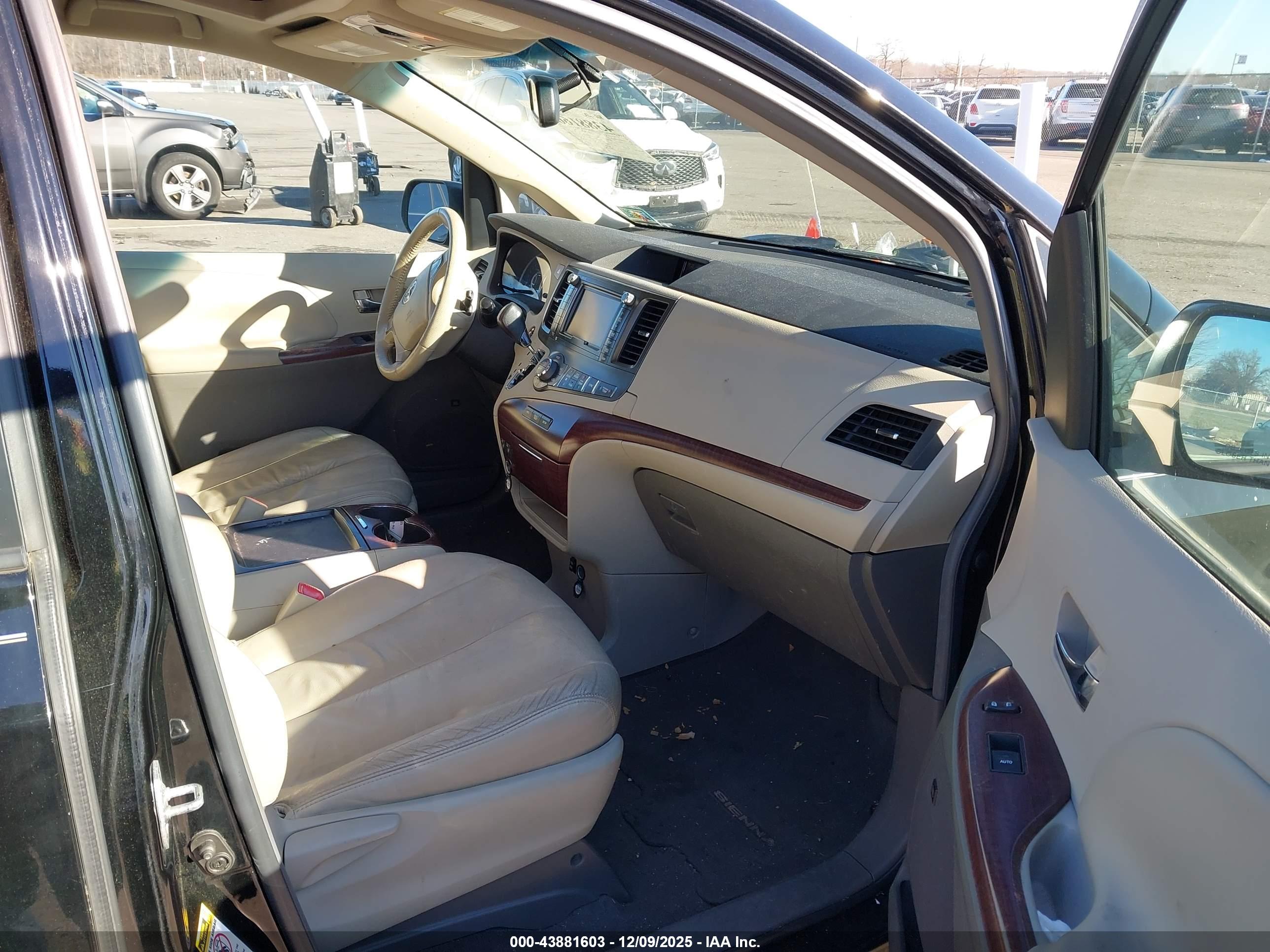 TOYOTA SIENNA image 5