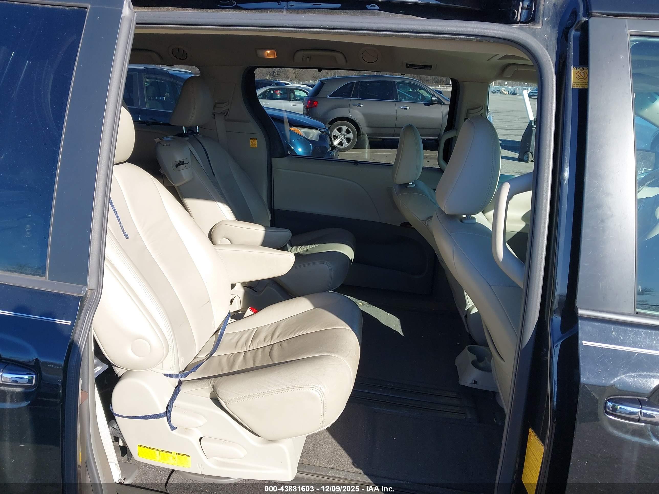 TOYOTA SIENNA image 8