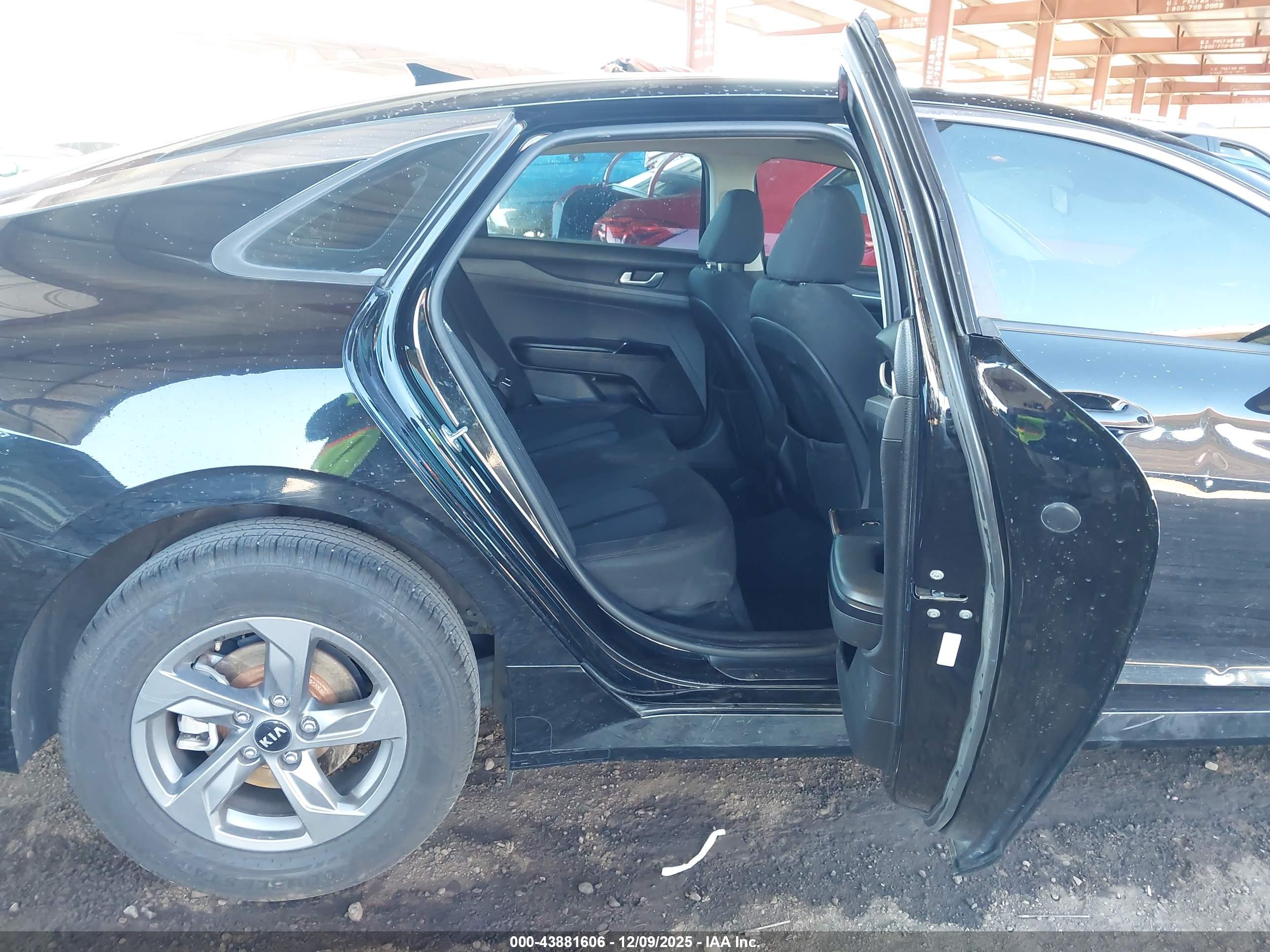 KIA K5 image 8