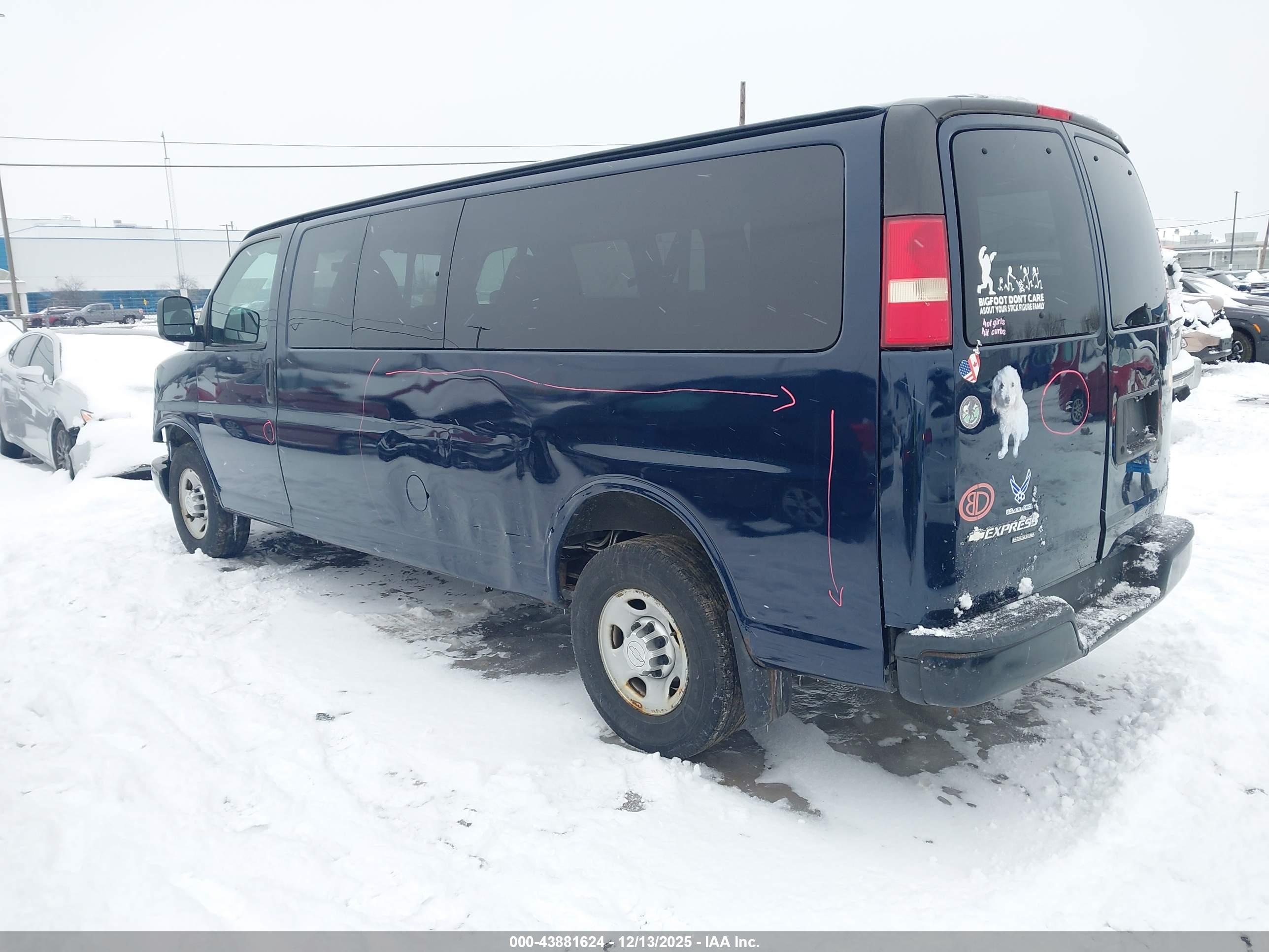 CHEVROLET EXPRESS image 3