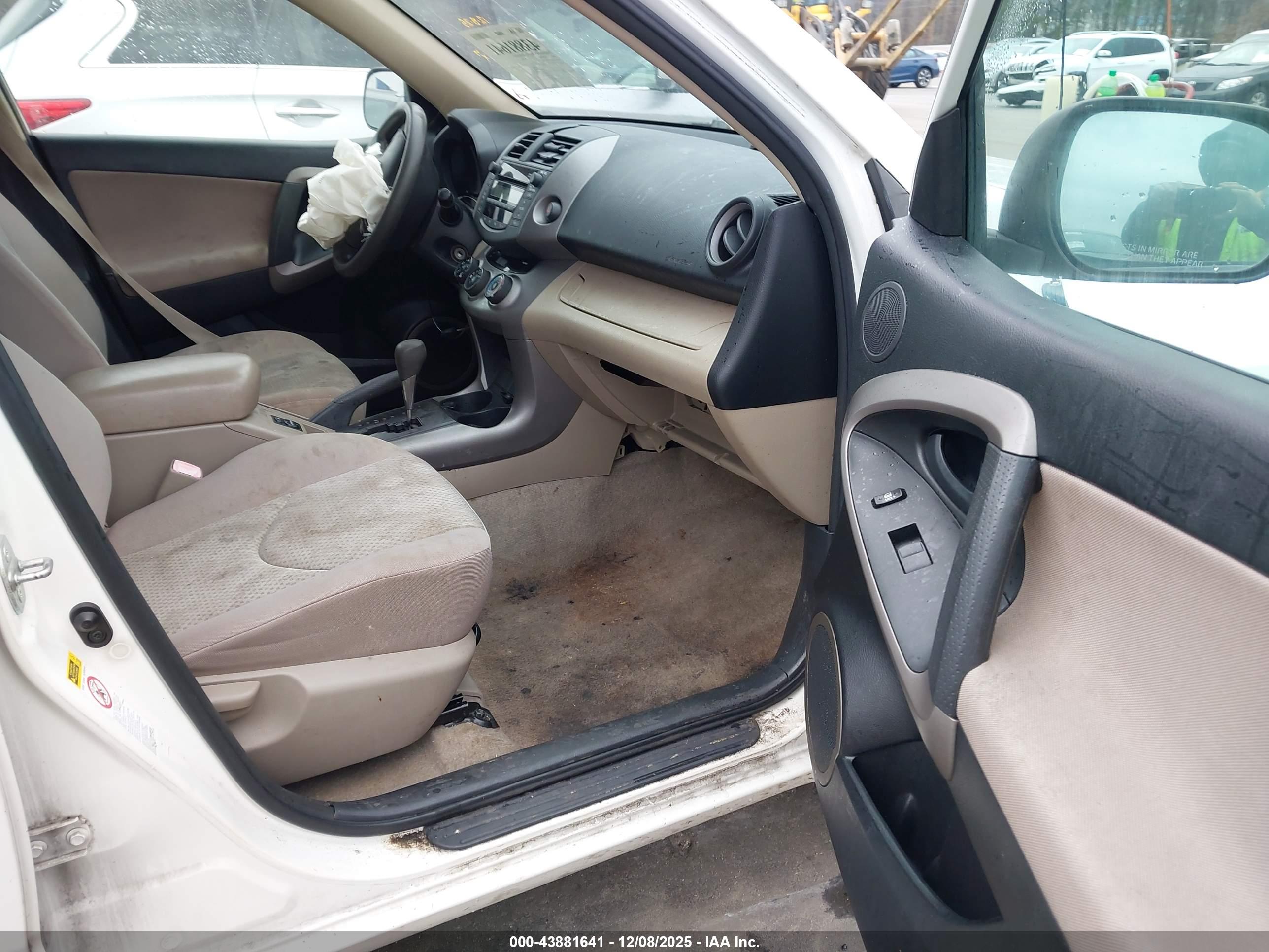 TOYOTA RAV4 image 5