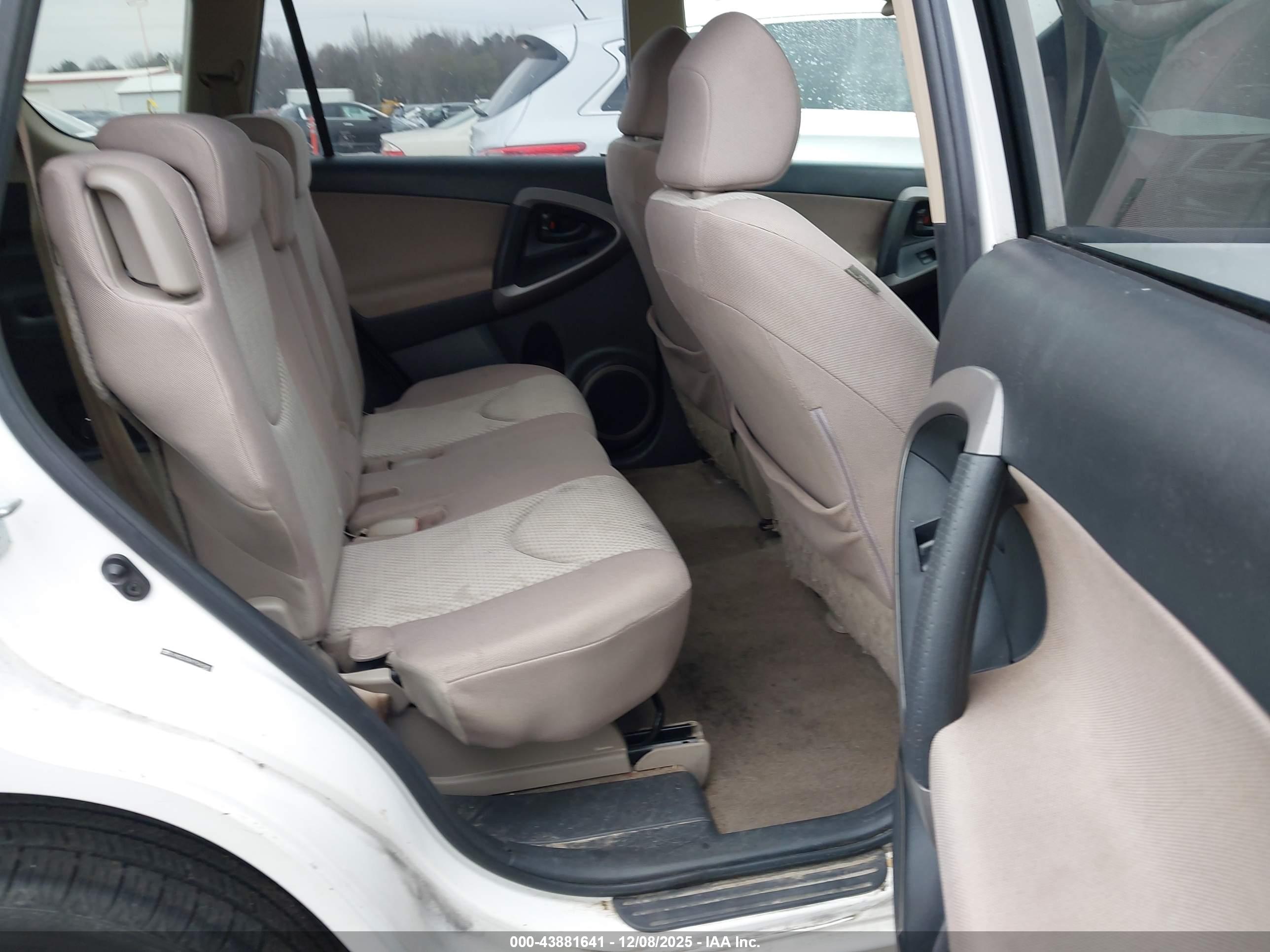 TOYOTA RAV4 image 8