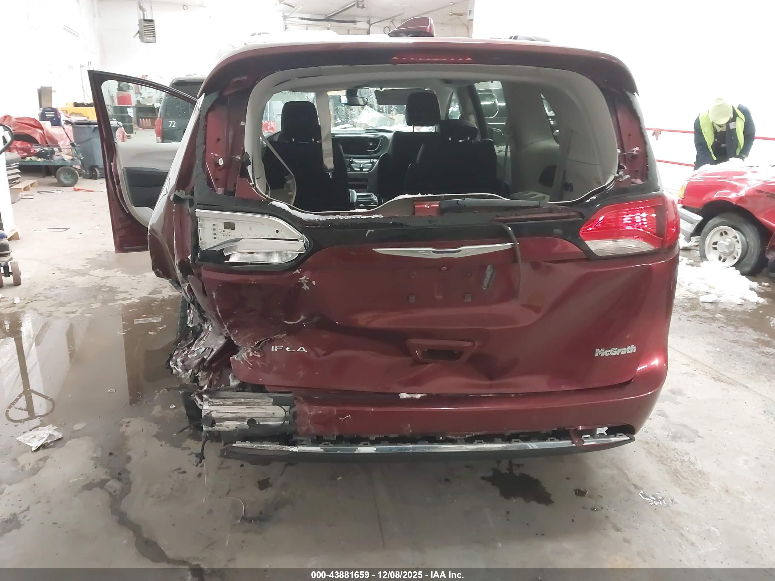 CHRYSLER PACIFICA image 6