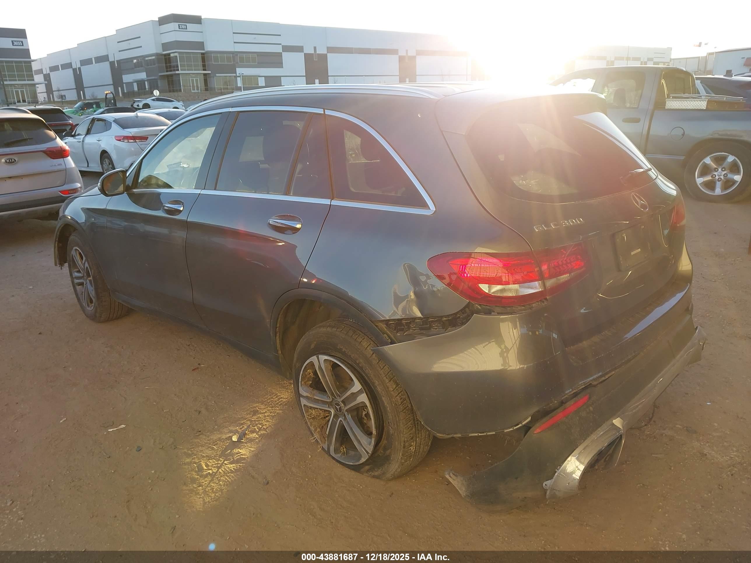 MERCEDES-BENZ GLC image 3
