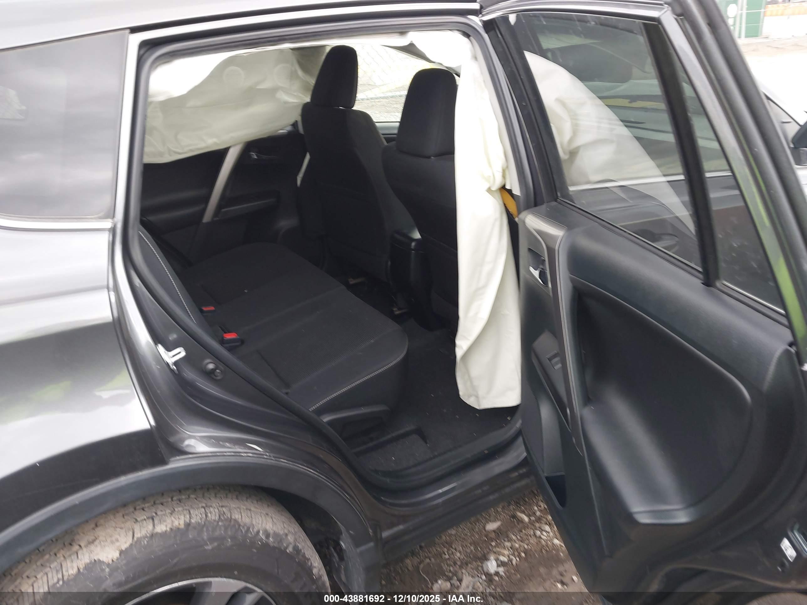 TOYOTA RAV4 image 8