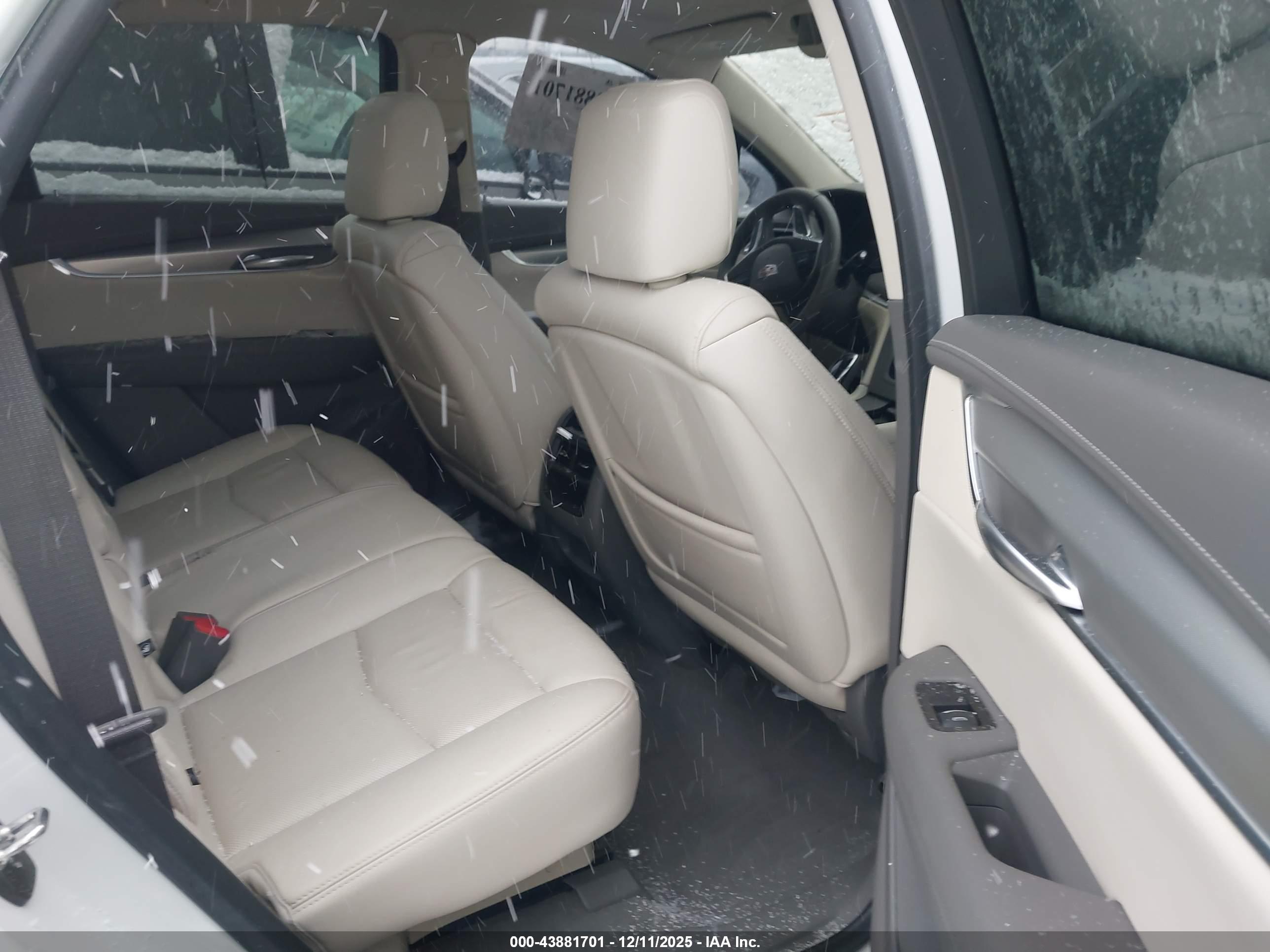 CADILLAC XT5 image 8