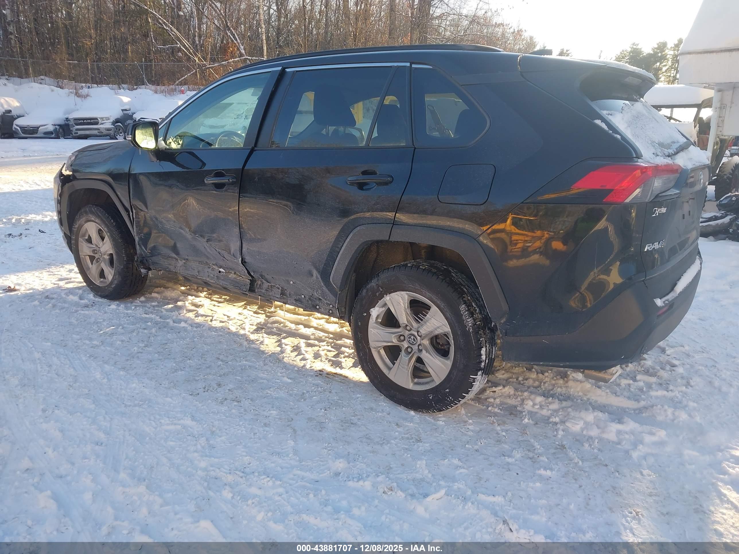 TOYOTA RAV4 image 3