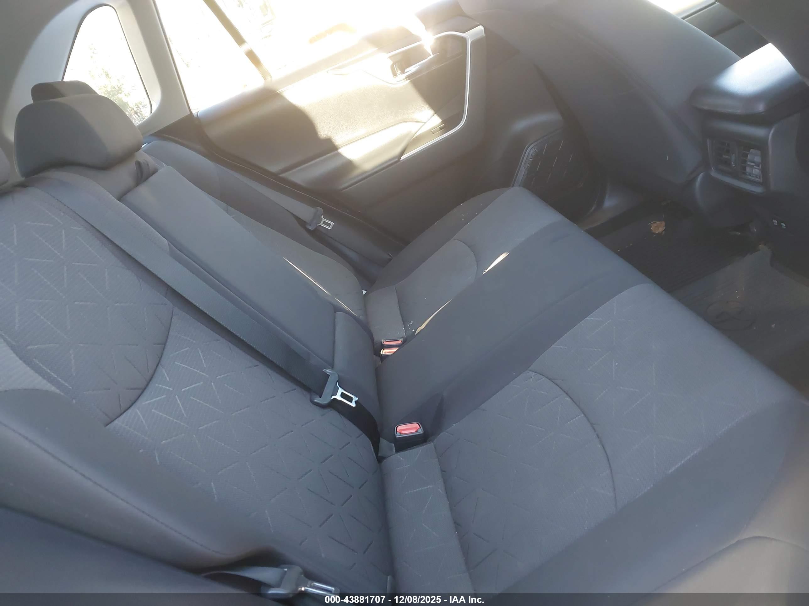 TOYOTA RAV4 image 8
