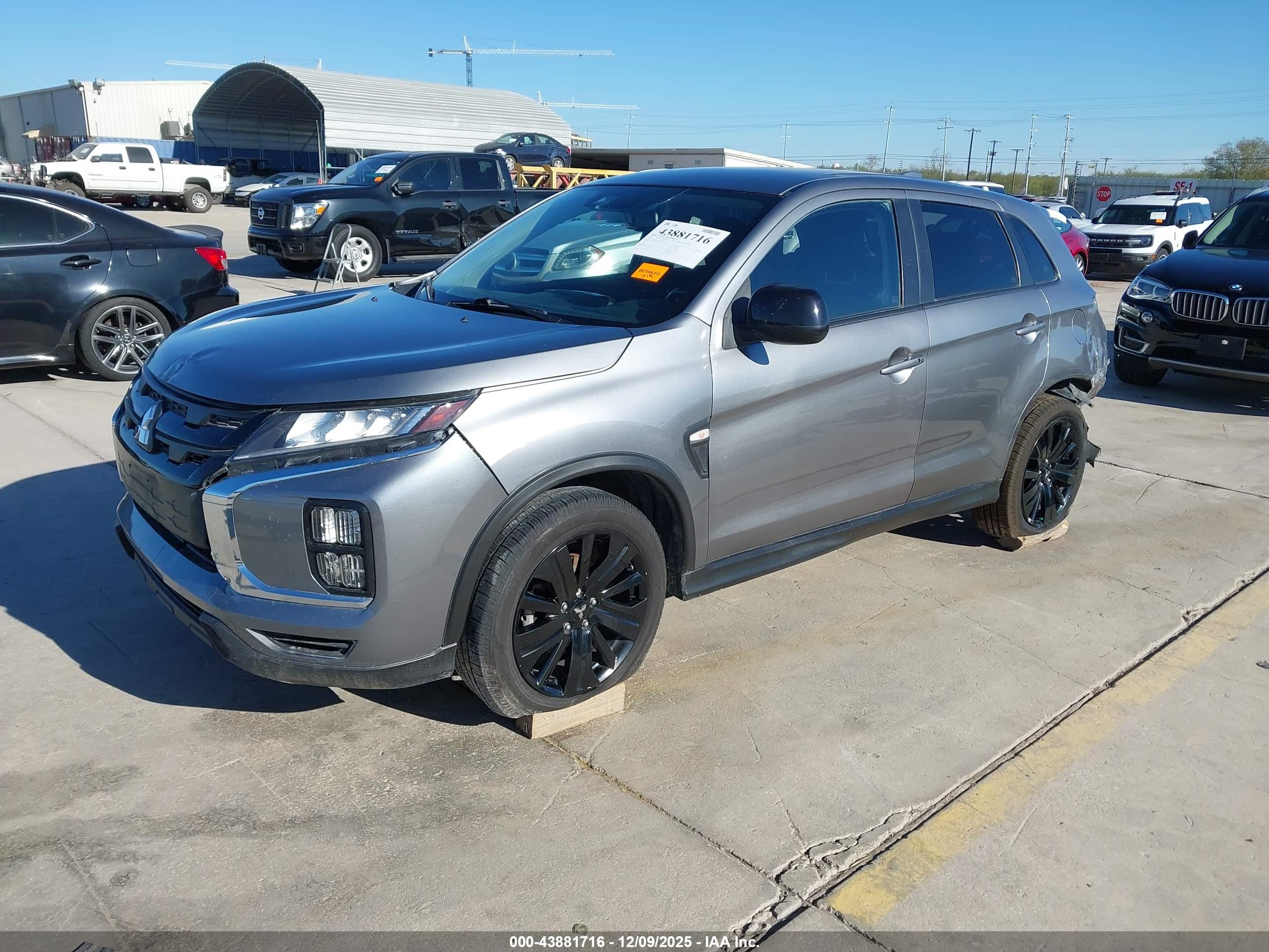 MITSUBISHI OUTLANDER image 2