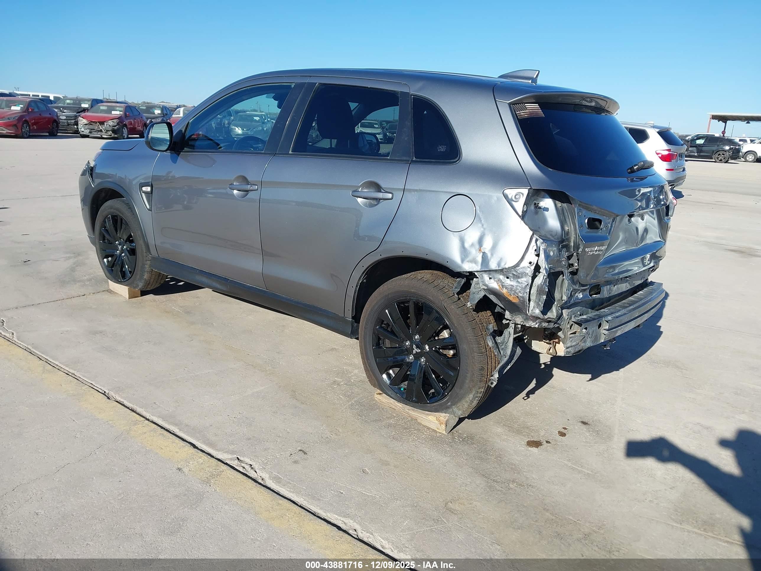 MITSUBISHI OUTLANDER image 3