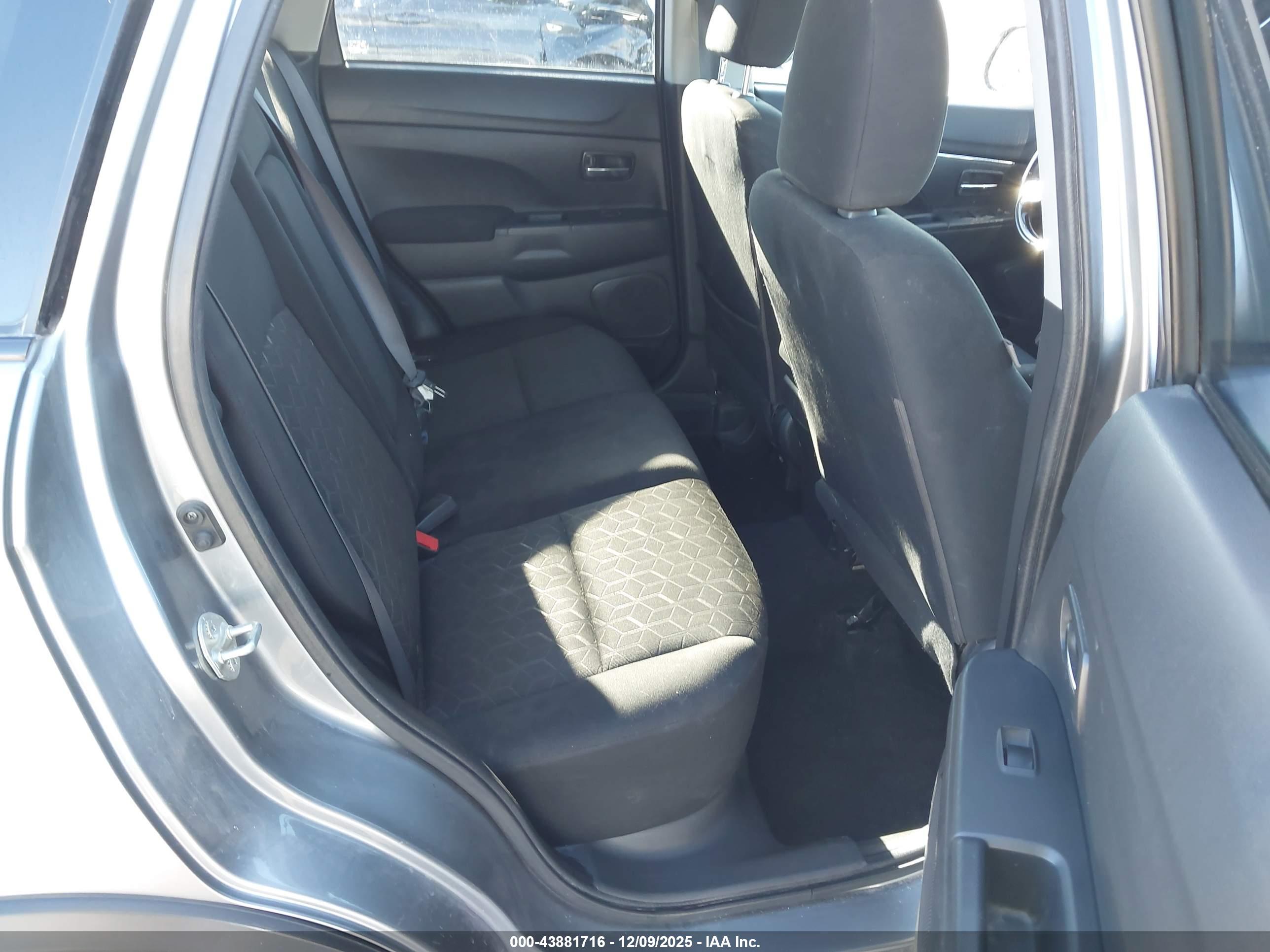 MITSUBISHI OUTLANDER image 8