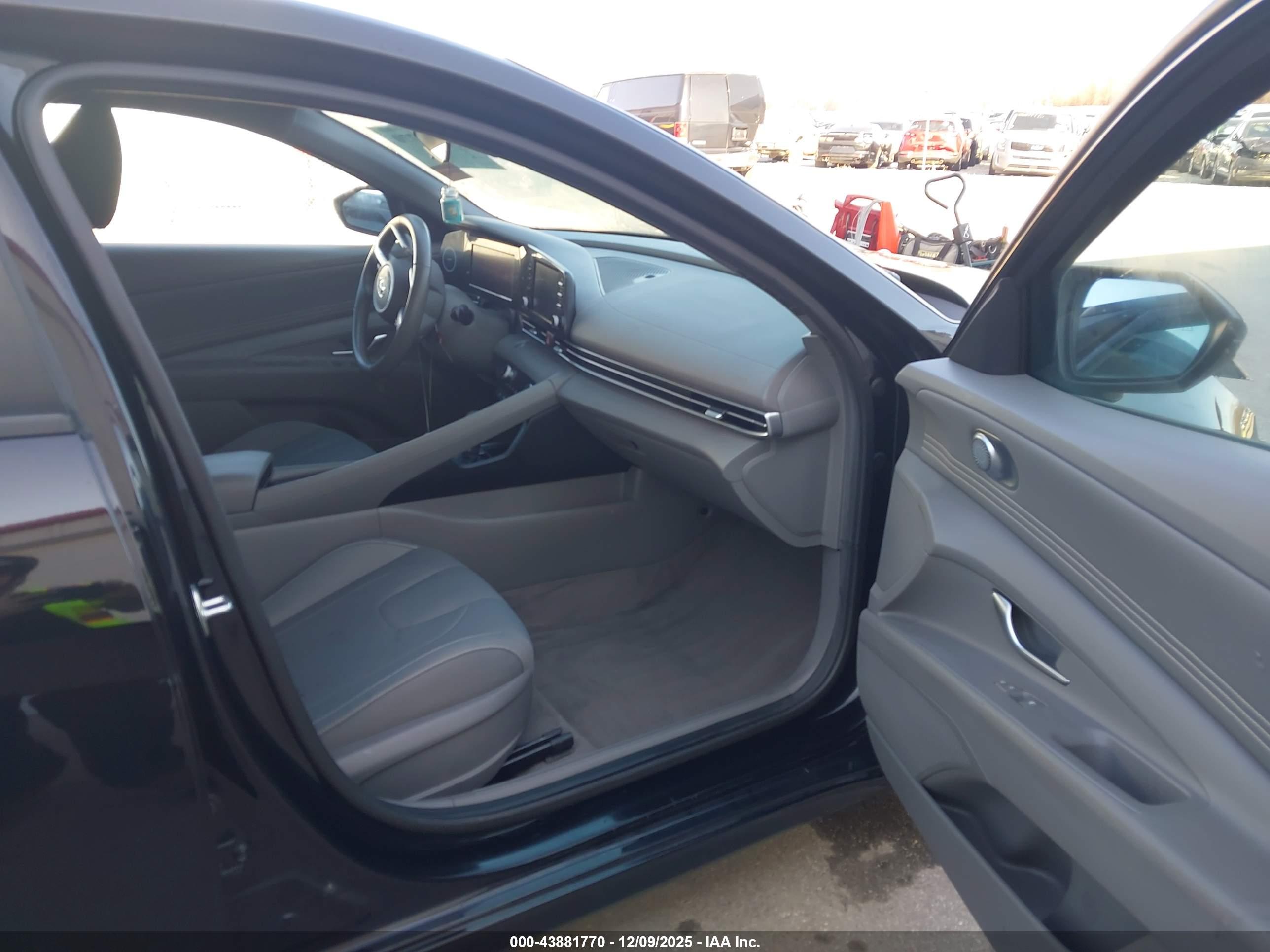 HYUNDAI ELANTRA image 5