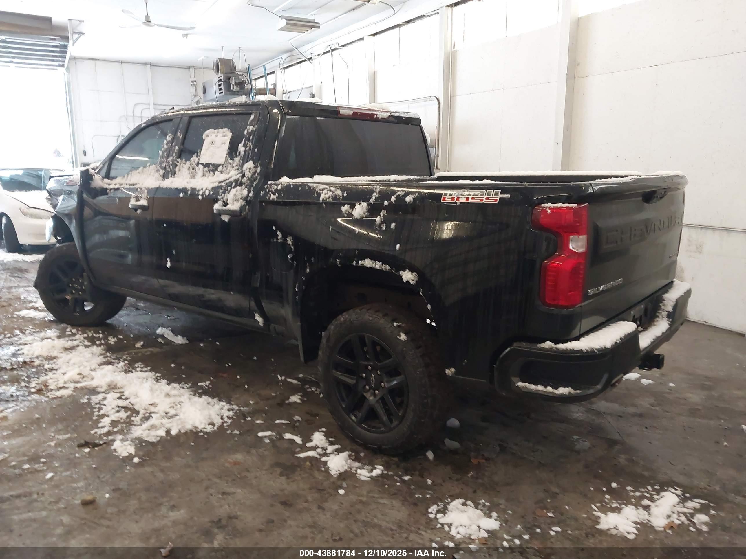 CHEVROLET SILVERADO image 3
