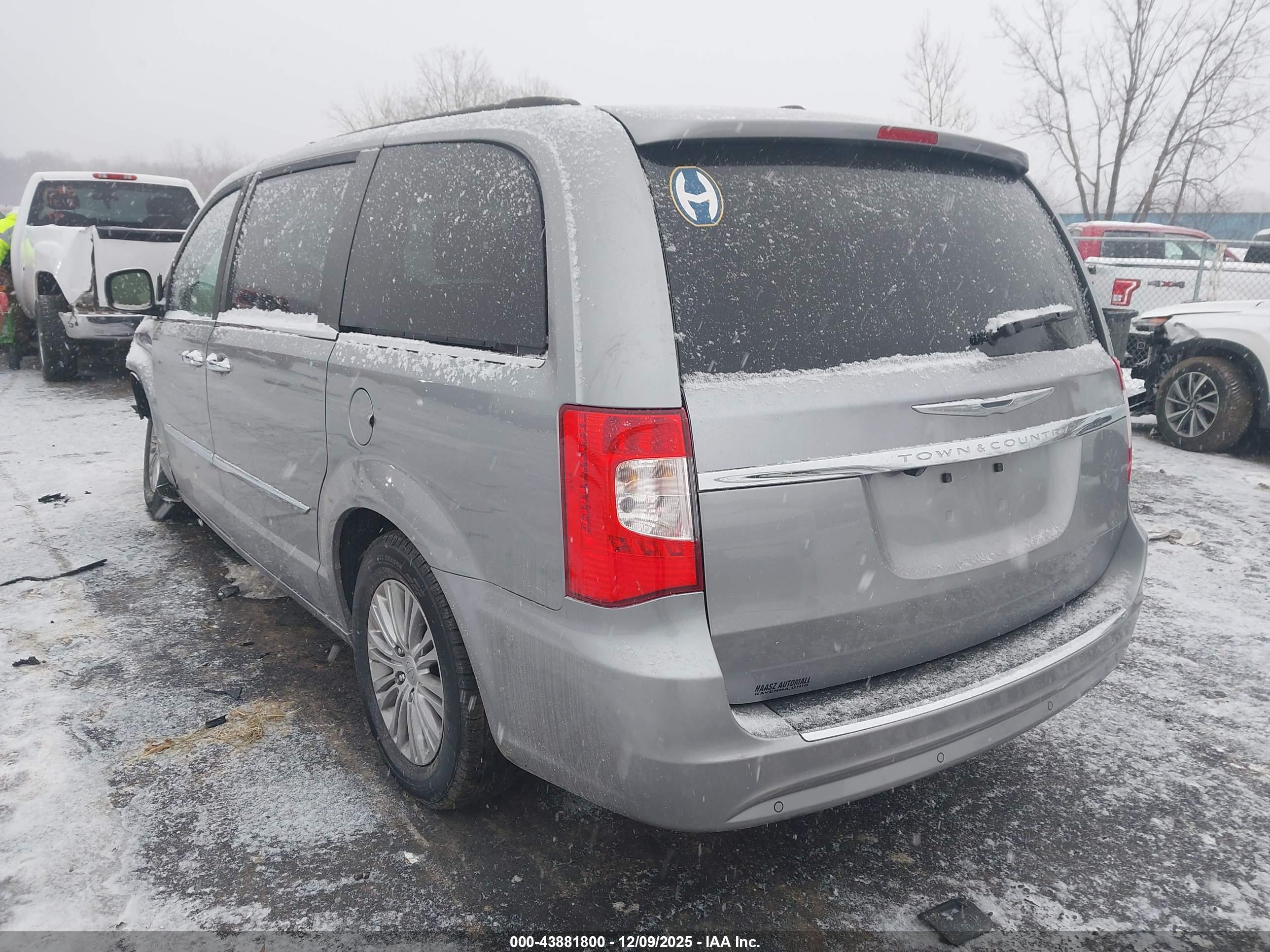 CHRYSLER TOWN image 3