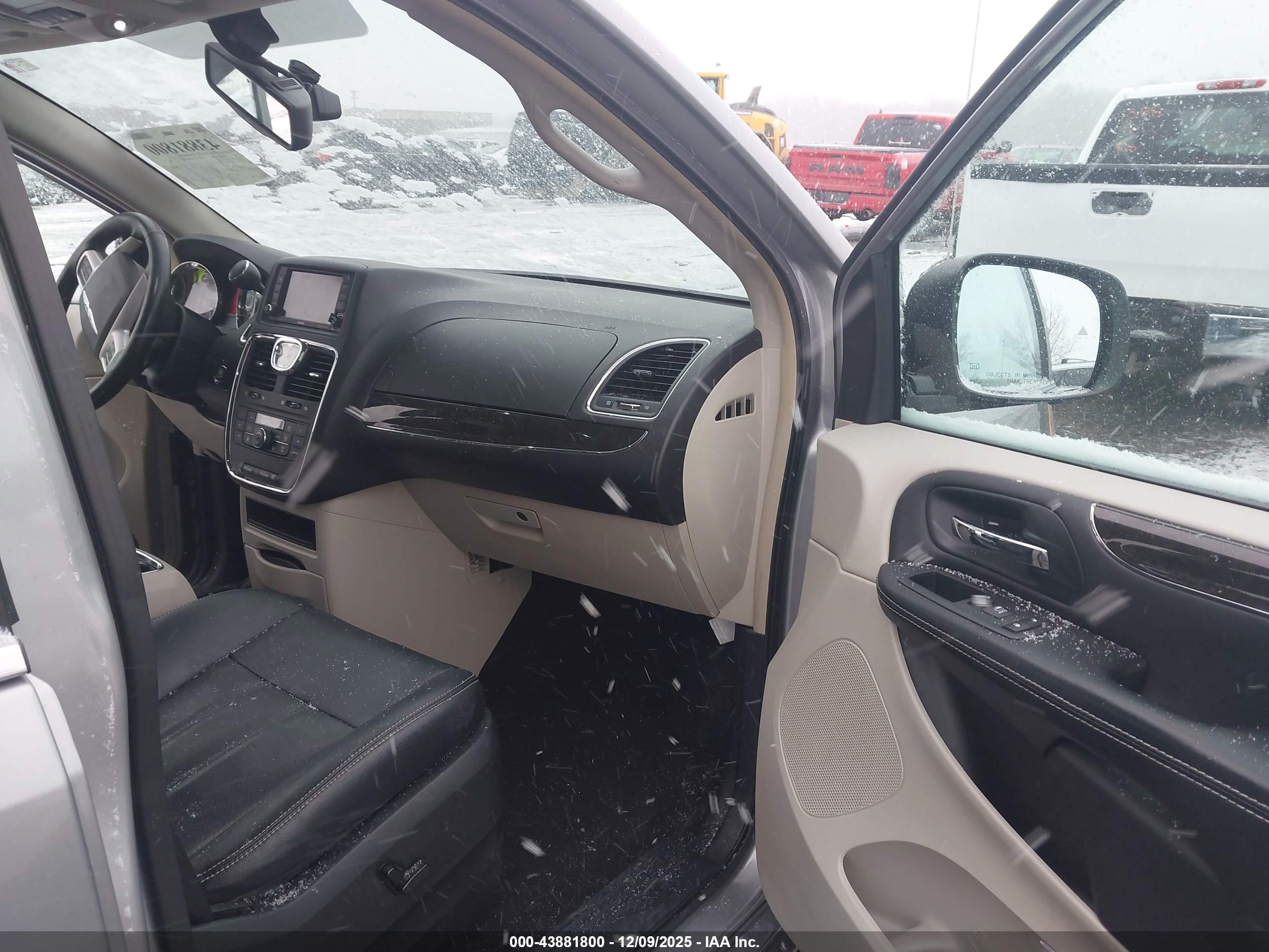 CHRYSLER TOWN image 5