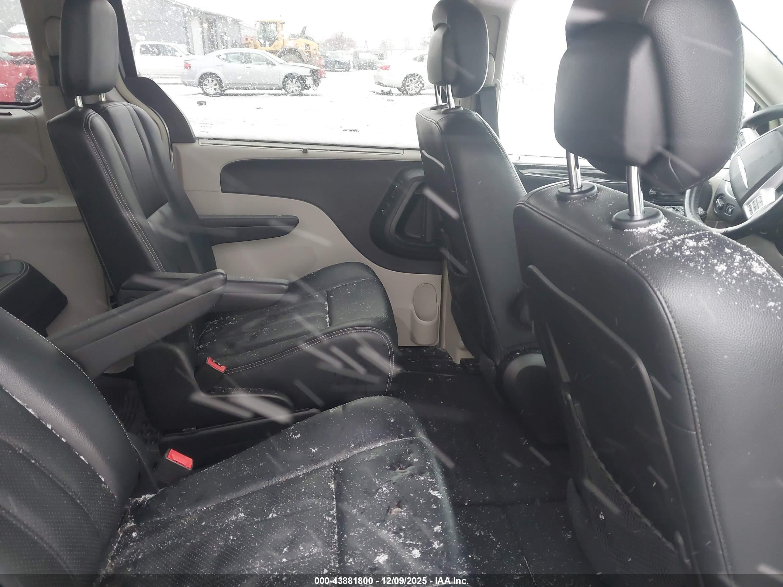 CHRYSLER TOWN image 8