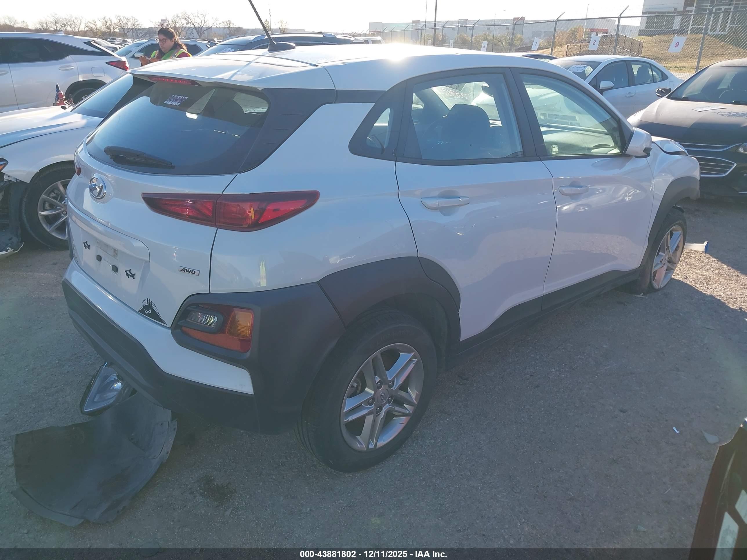 HYUNDAI KONA image 4