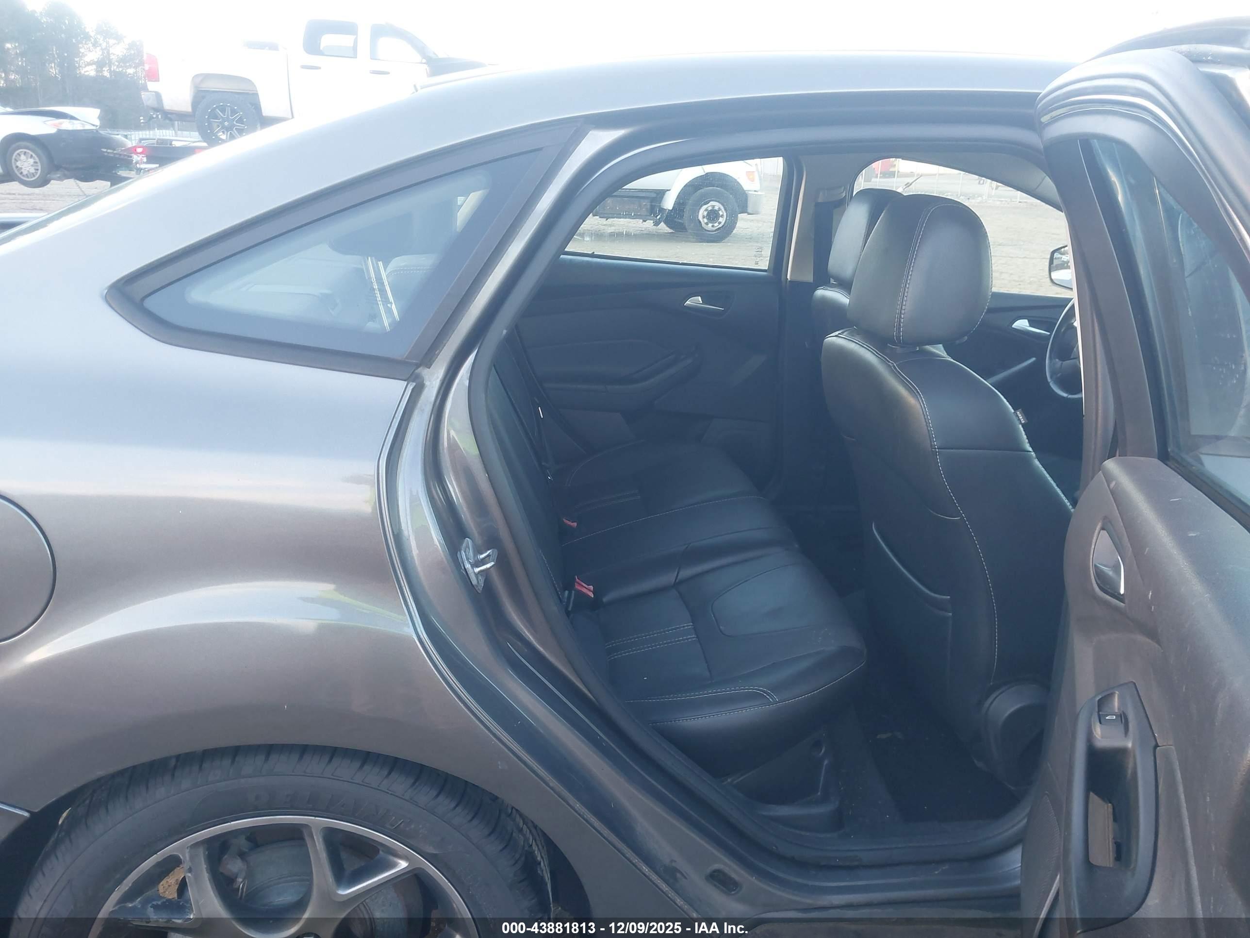 FORD FOCUS image 8