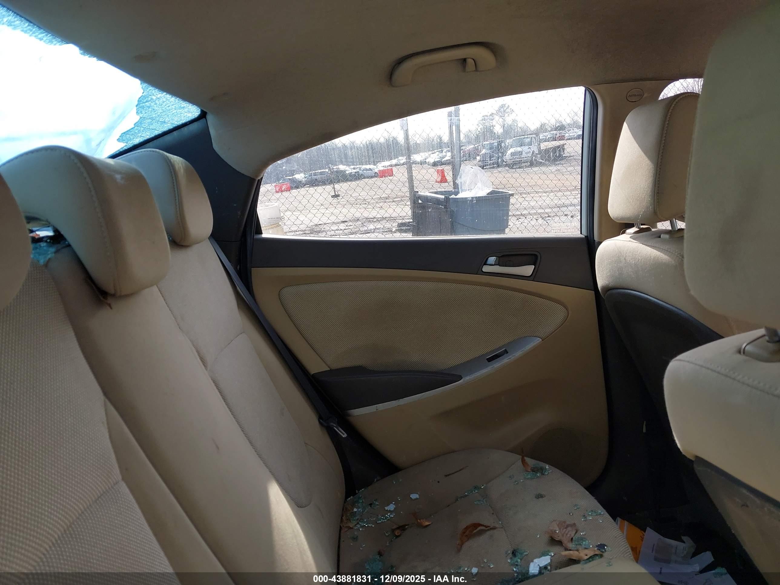 HYUNDAI ACCENT image 8
