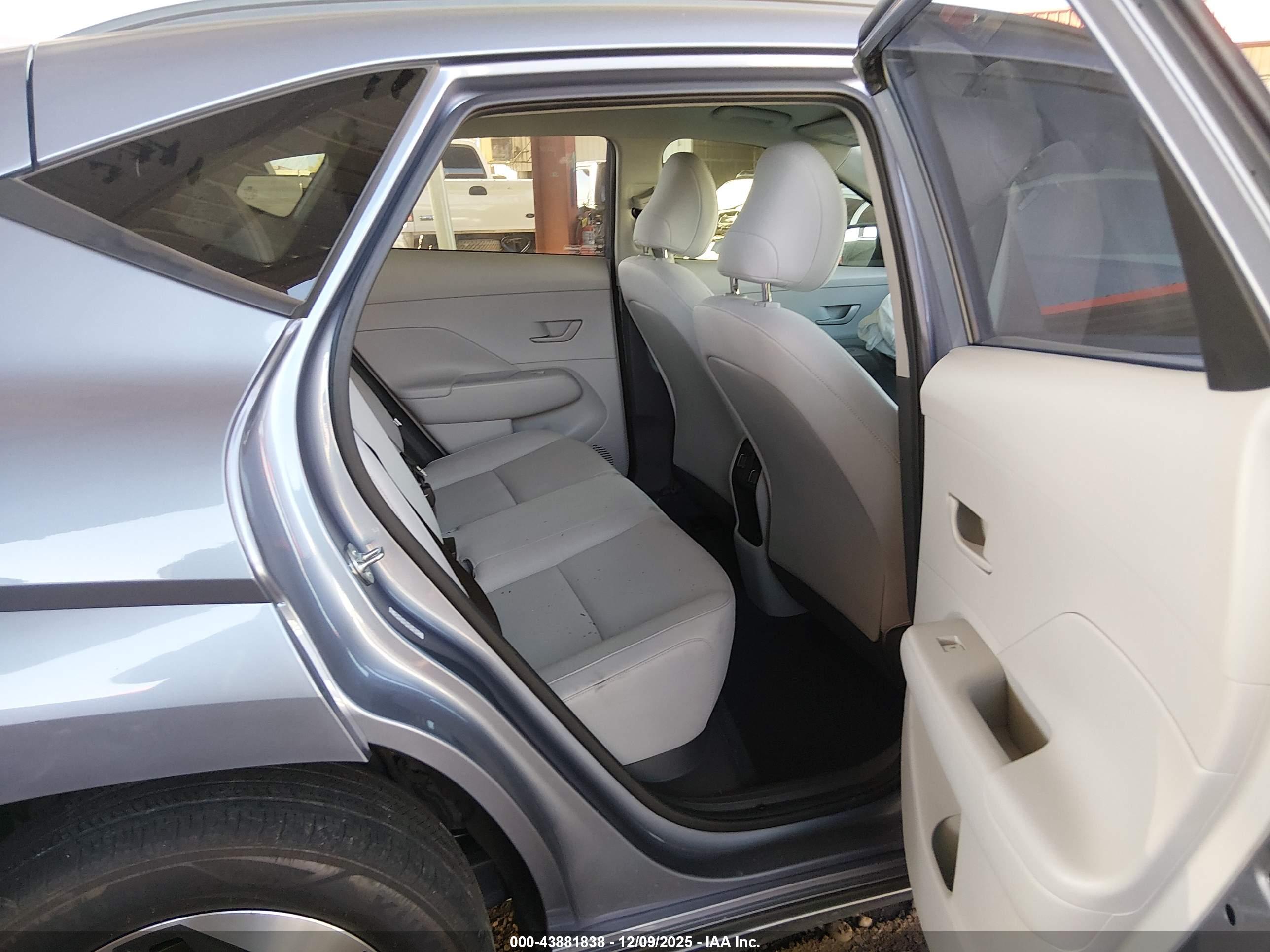 HYUNDAI KONA image 8