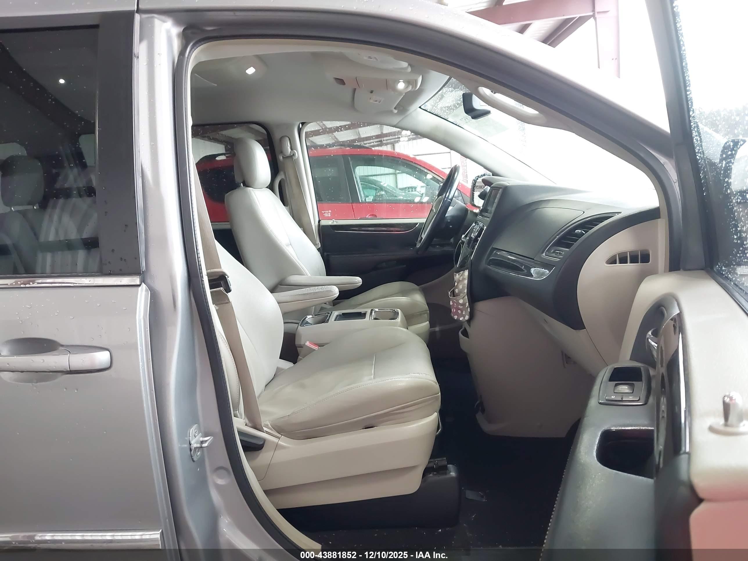 CHRYSLER TOWN image 5
