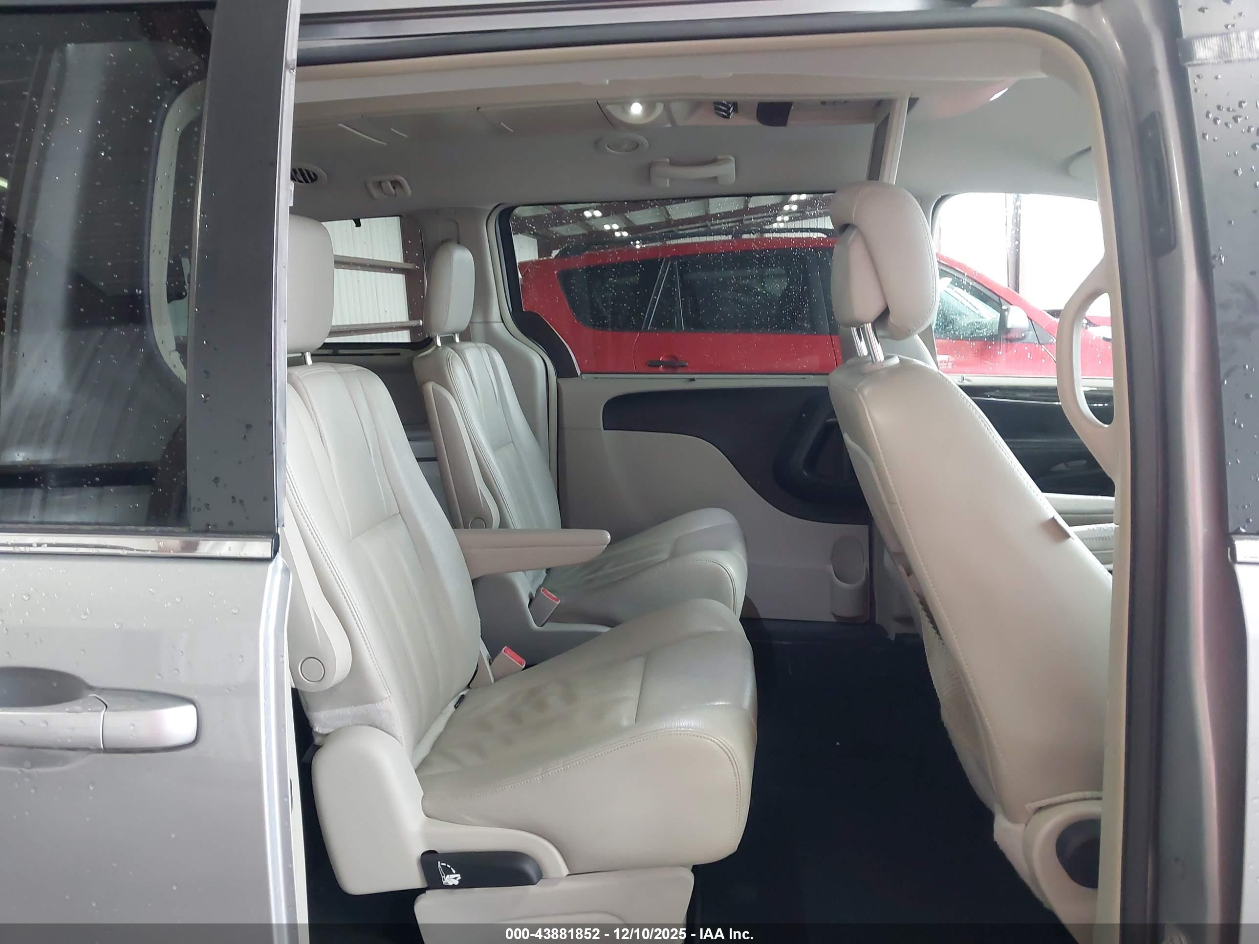 CHRYSLER TOWN image 8