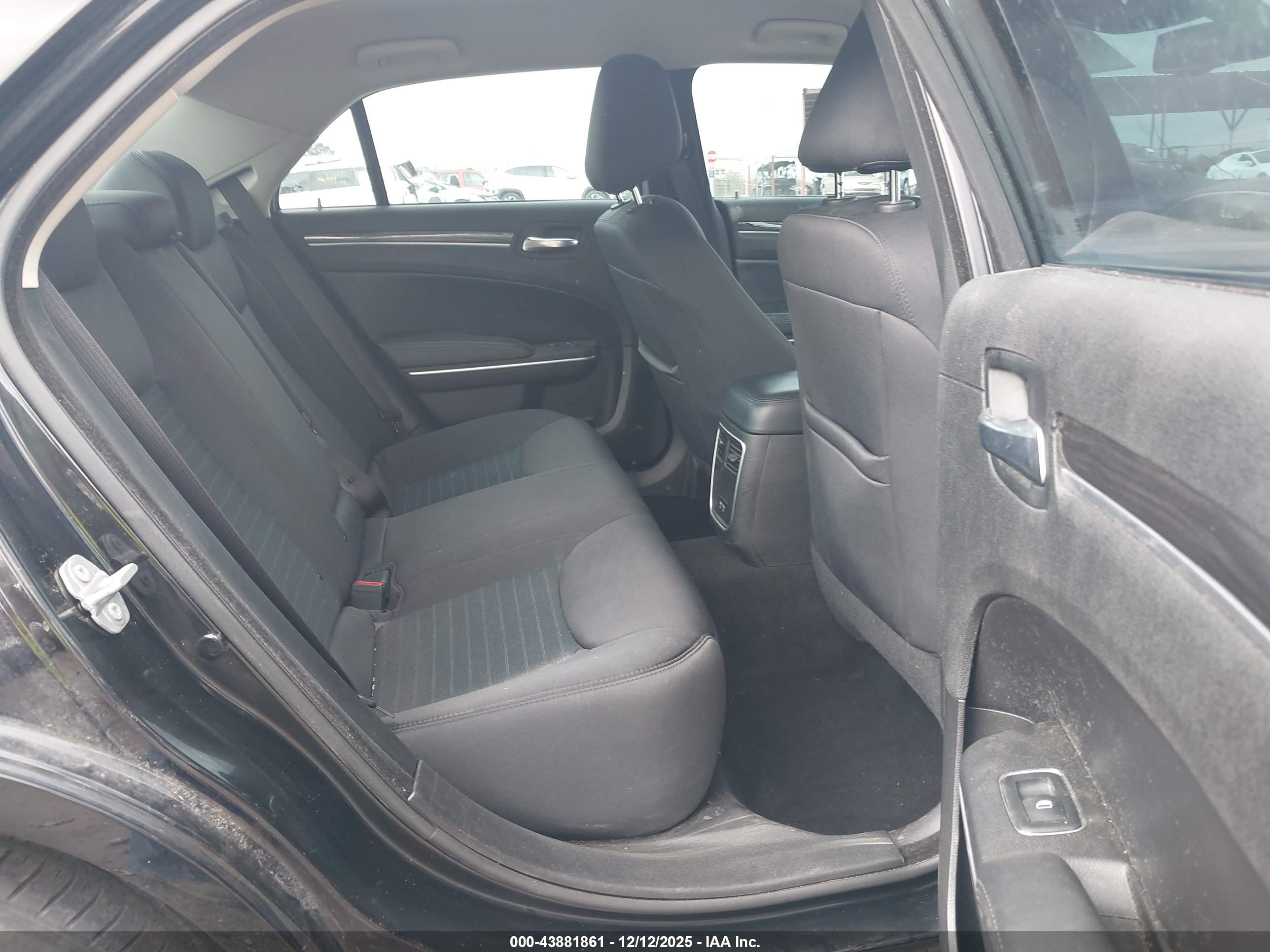 CHRYSLER 300 image 8