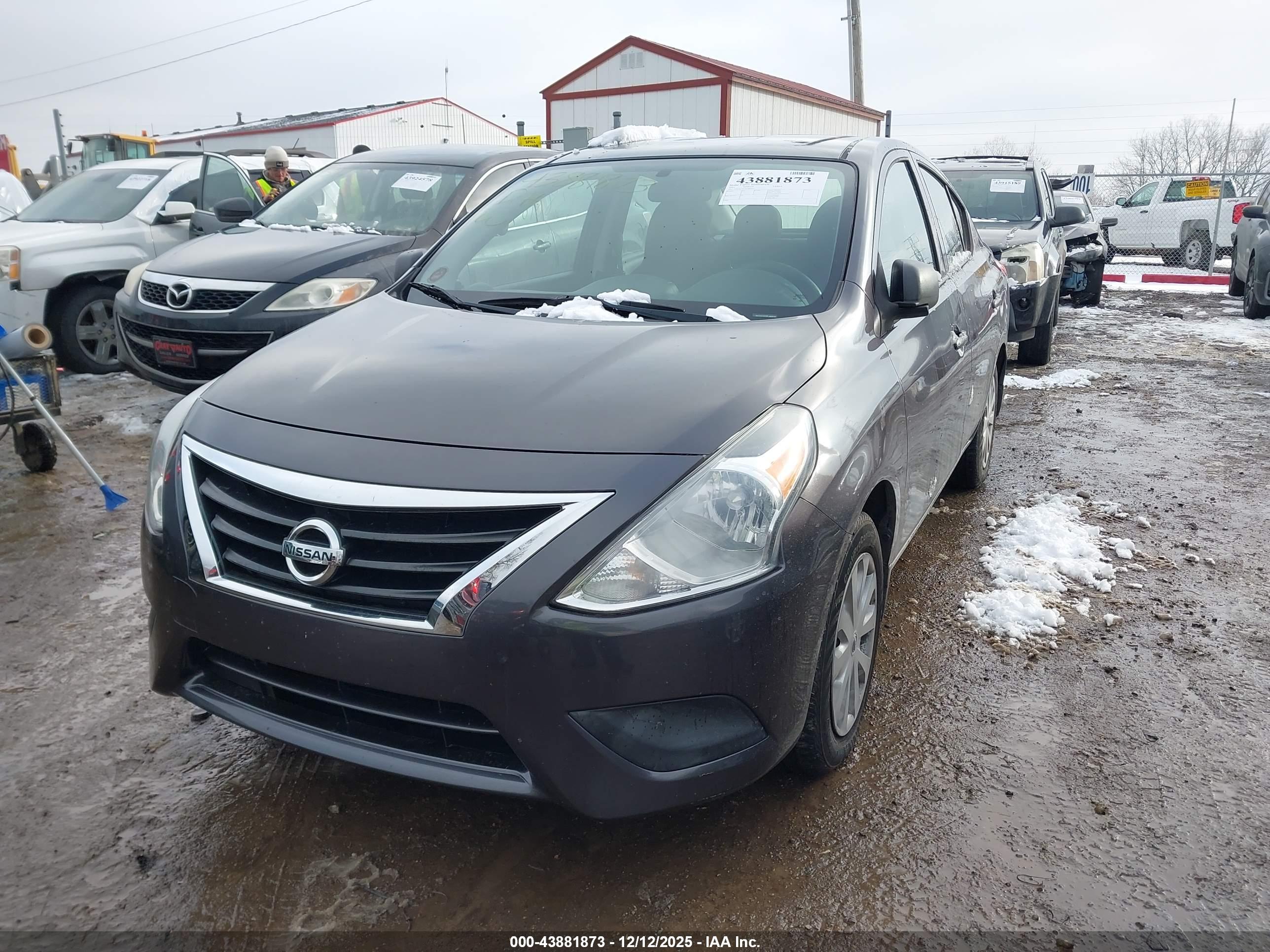 NISSAN VERSA image 2