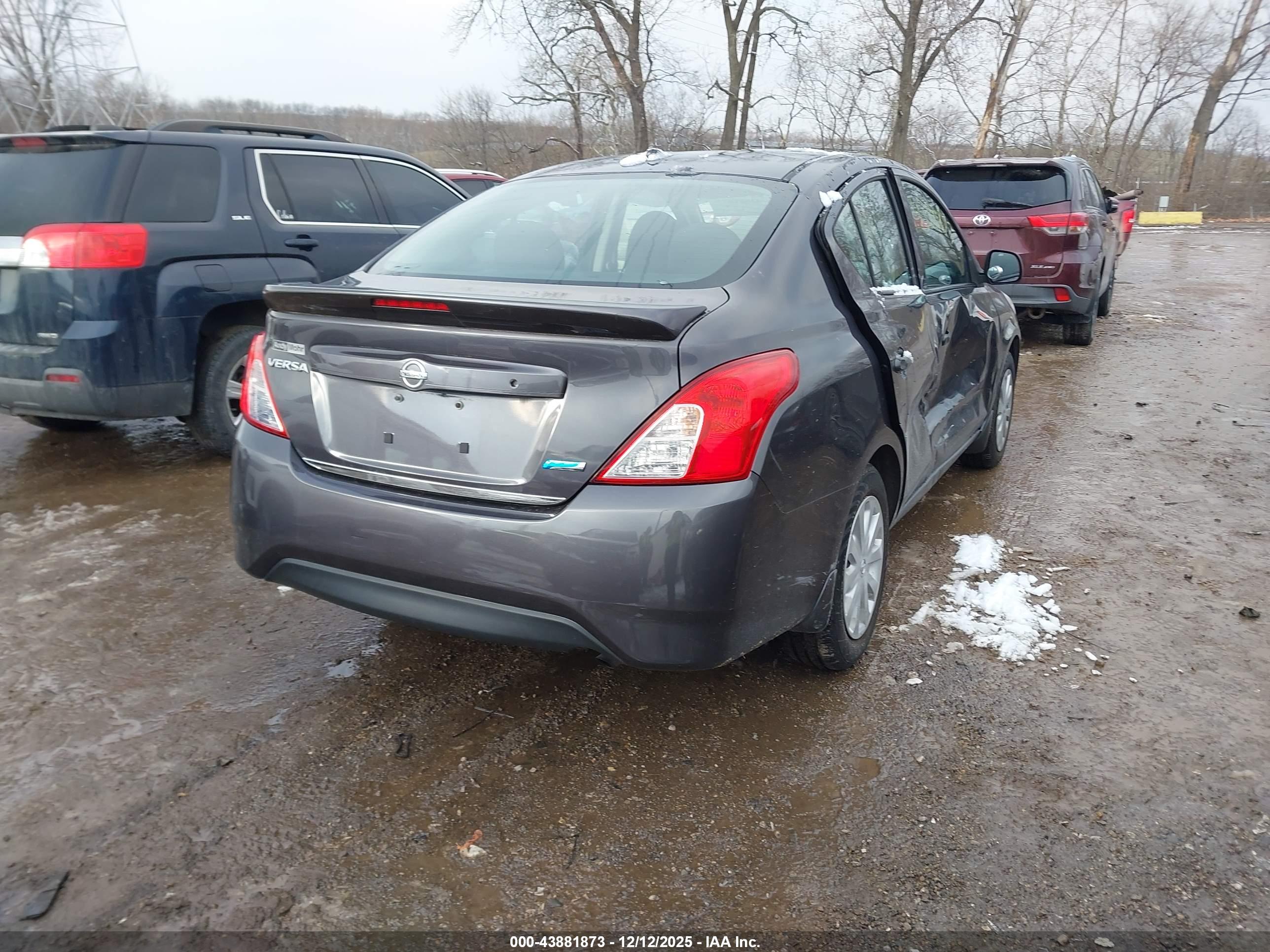 NISSAN VERSA image 4