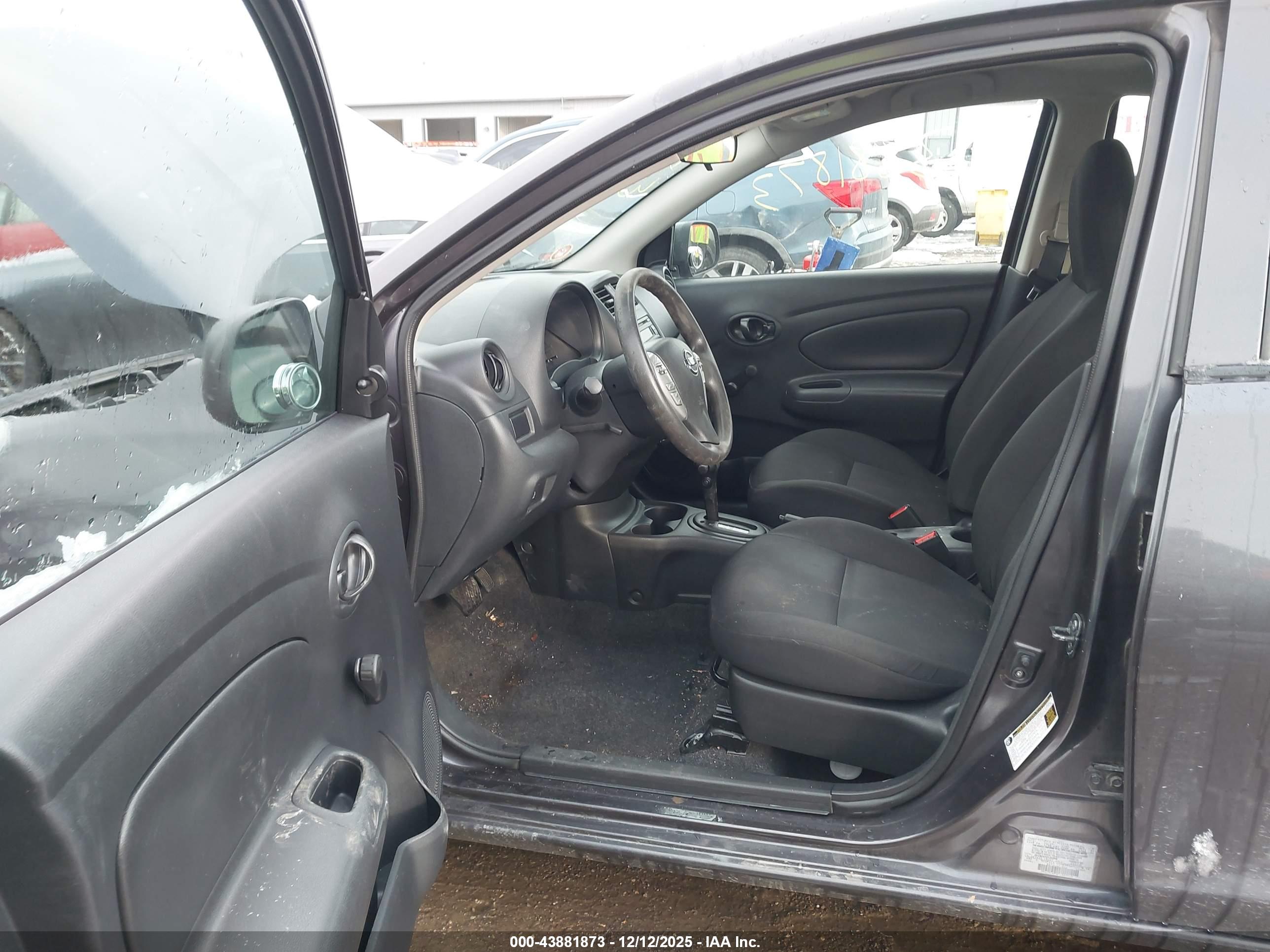 NISSAN VERSA image 5
