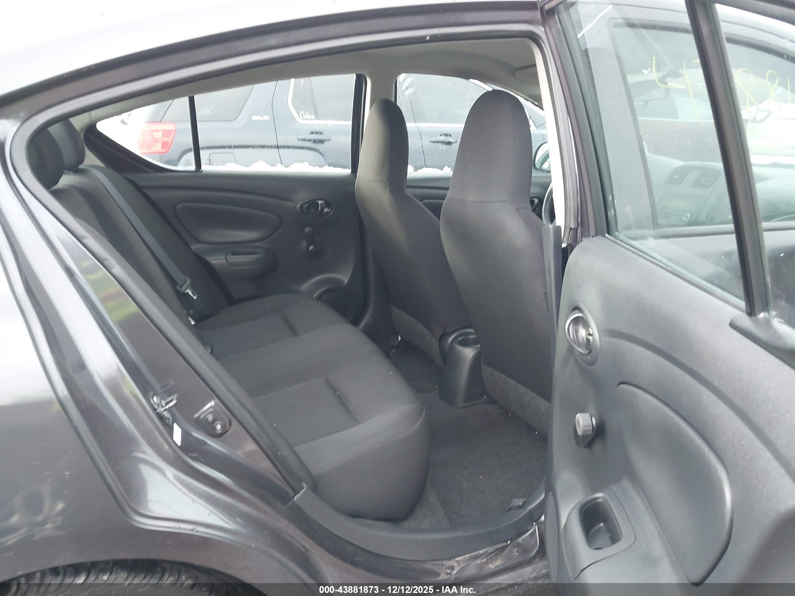 NISSAN VERSA image 8