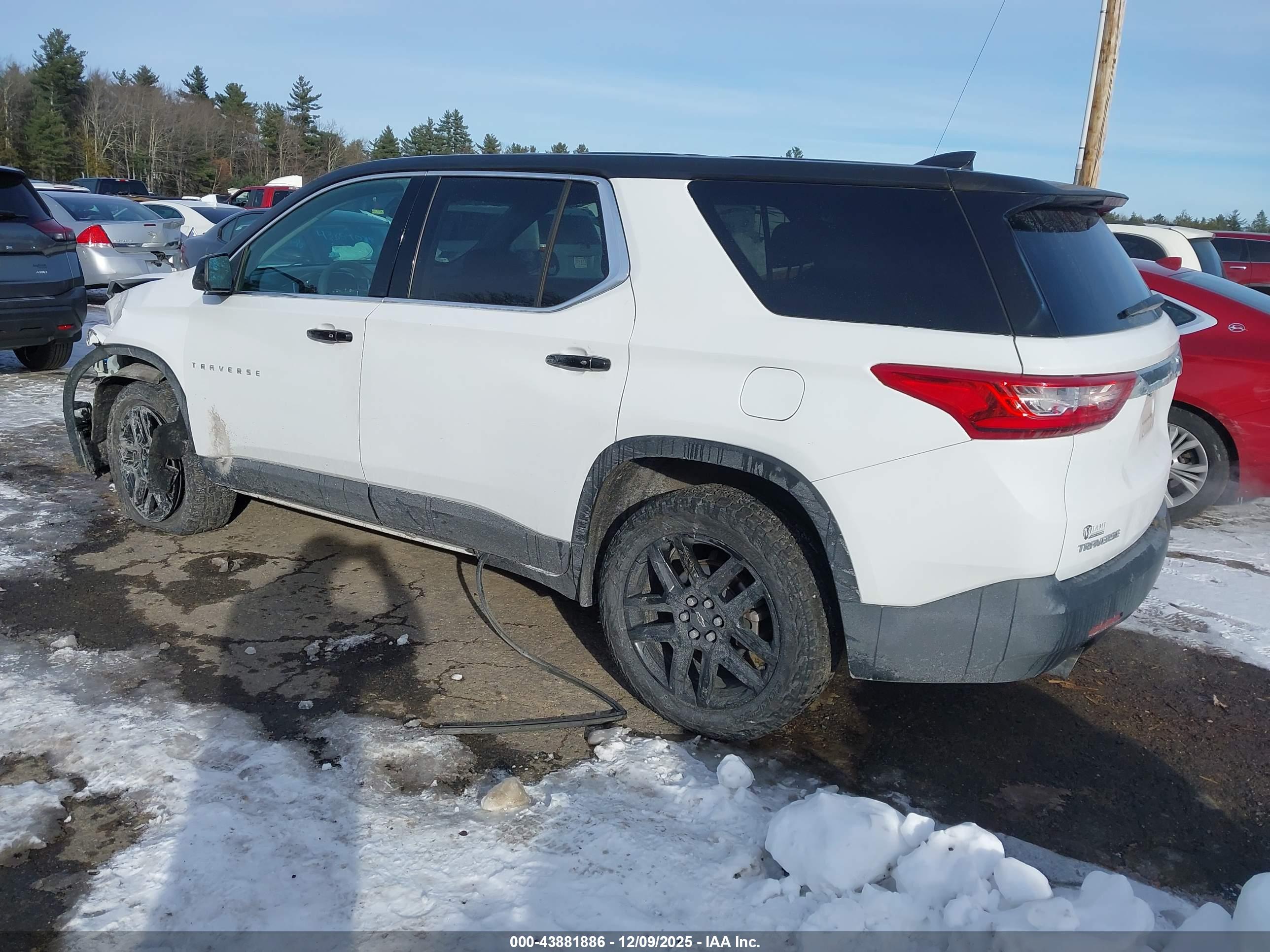 CHEVROLET TRAVERSE image 3