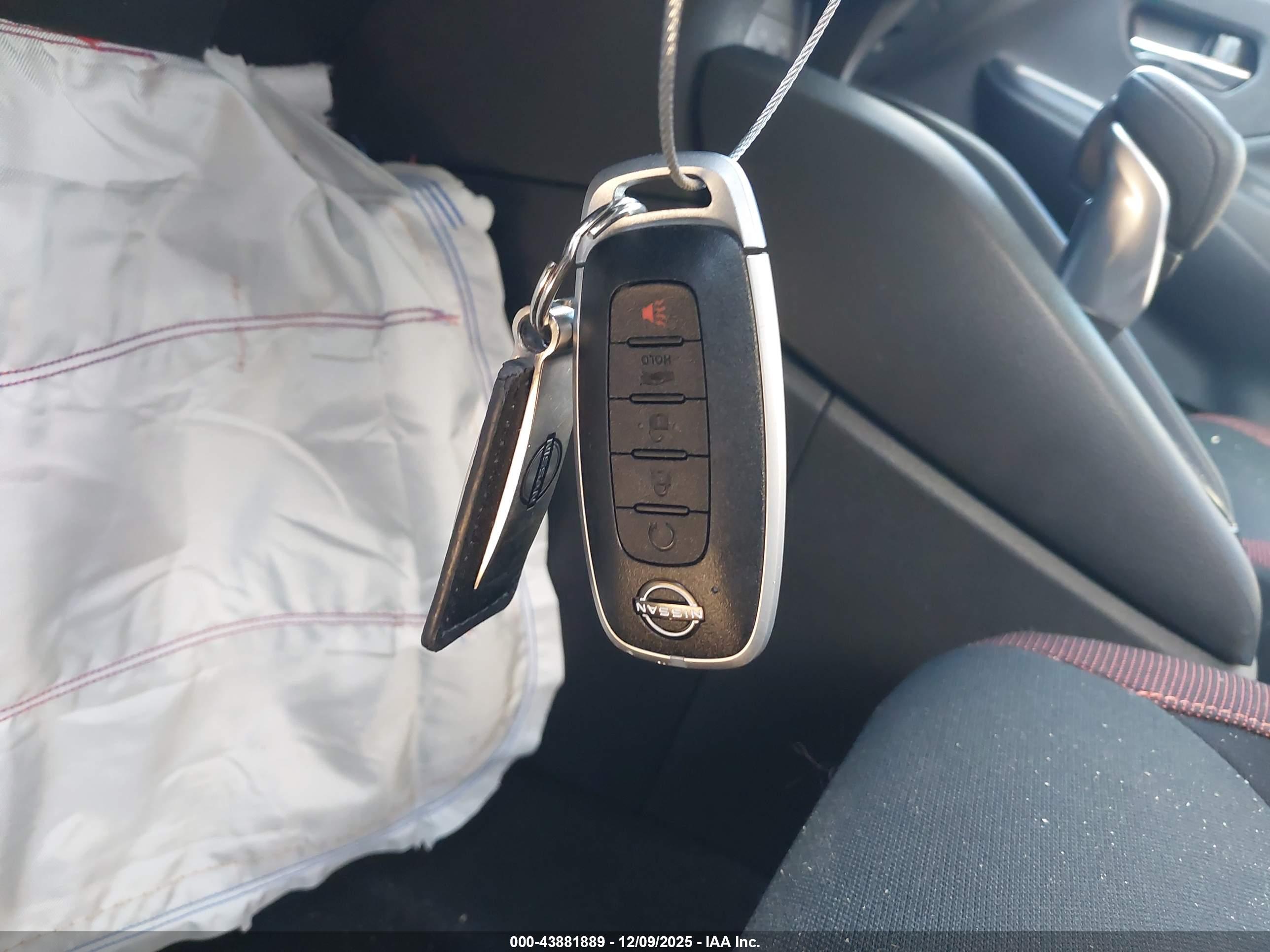 NISSAN VERSA image 11