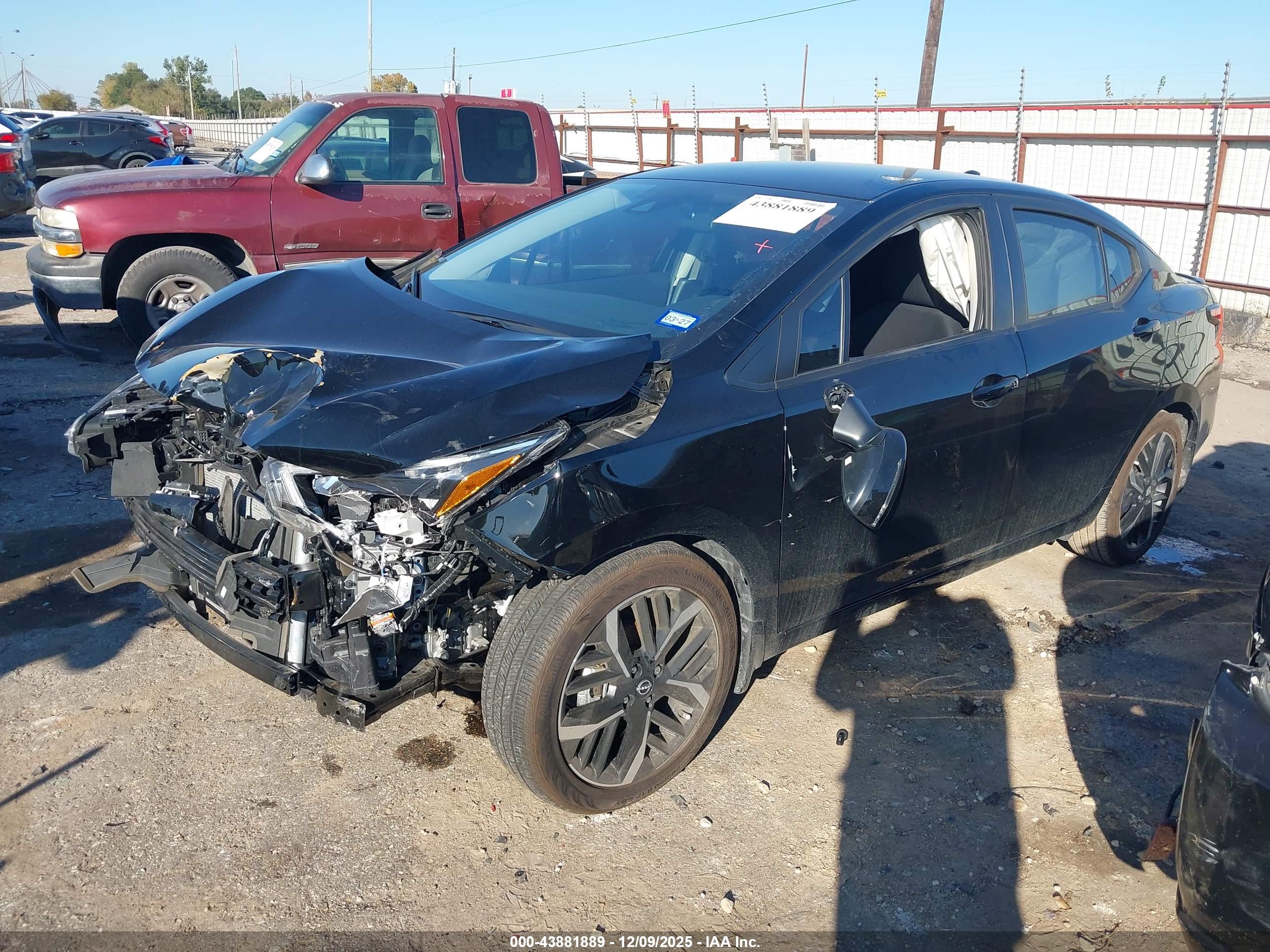 NISSAN VERSA image 2