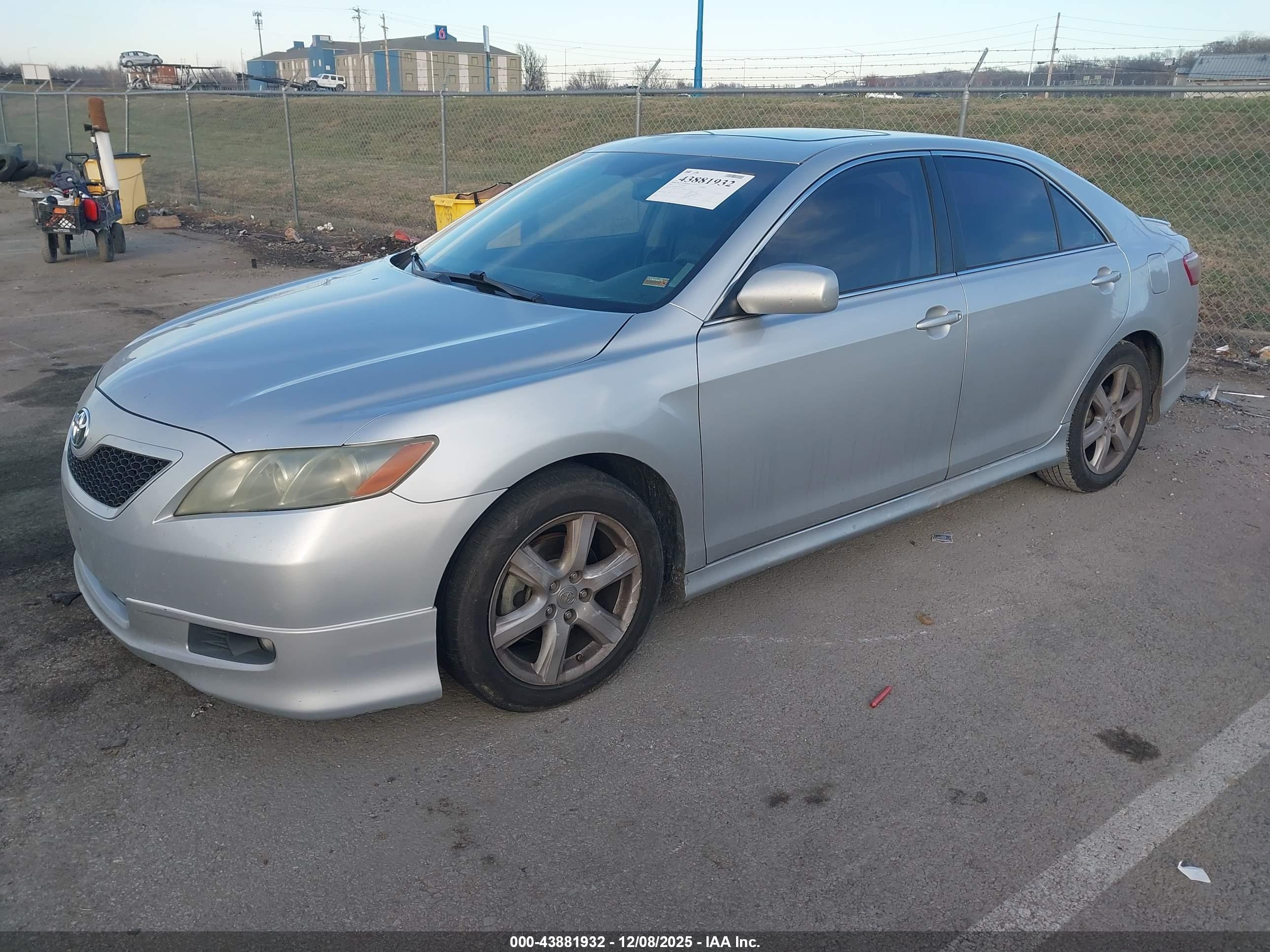 TOYOTA CAMRY image 2