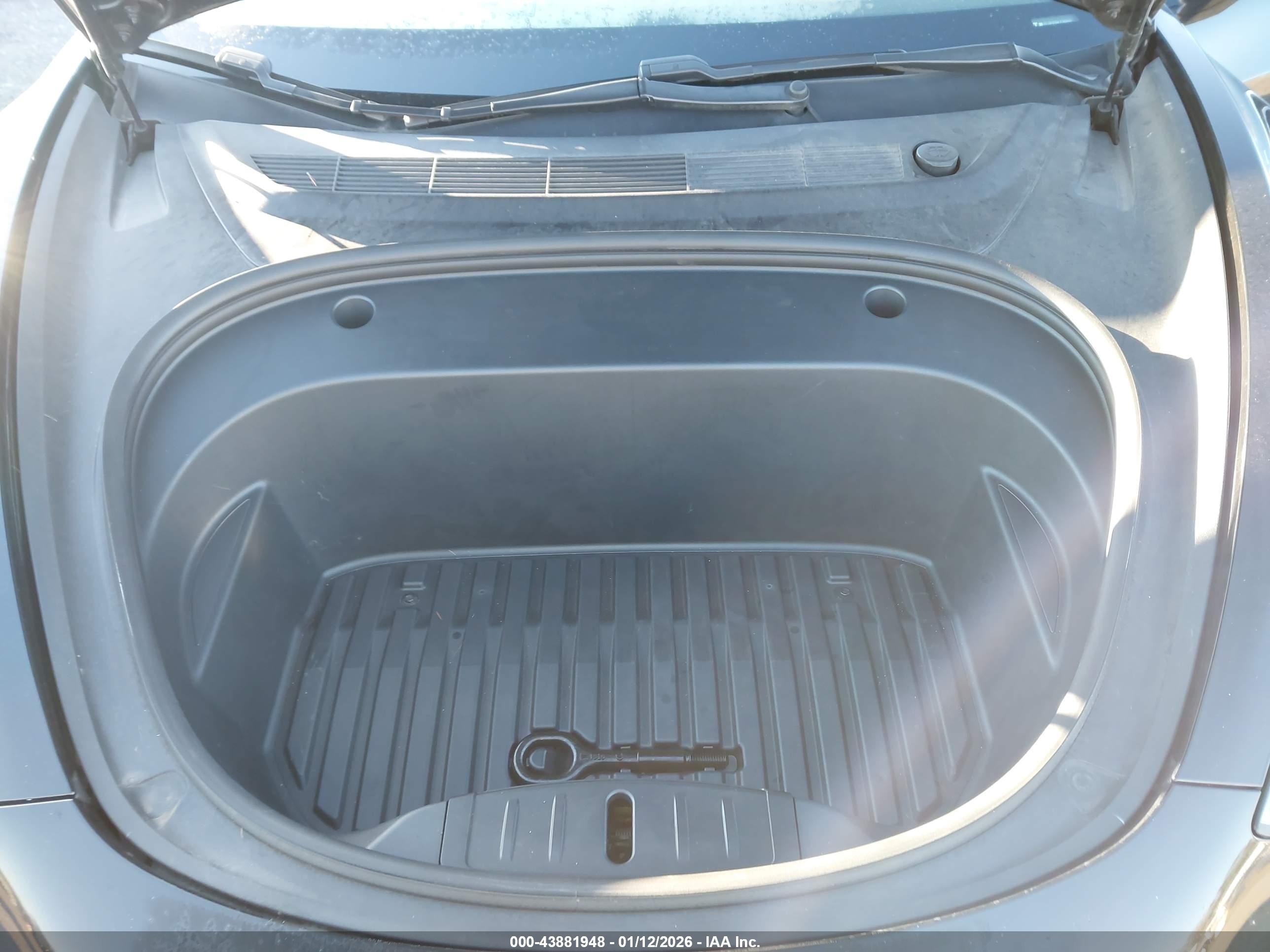 TESLA MODEL image 10