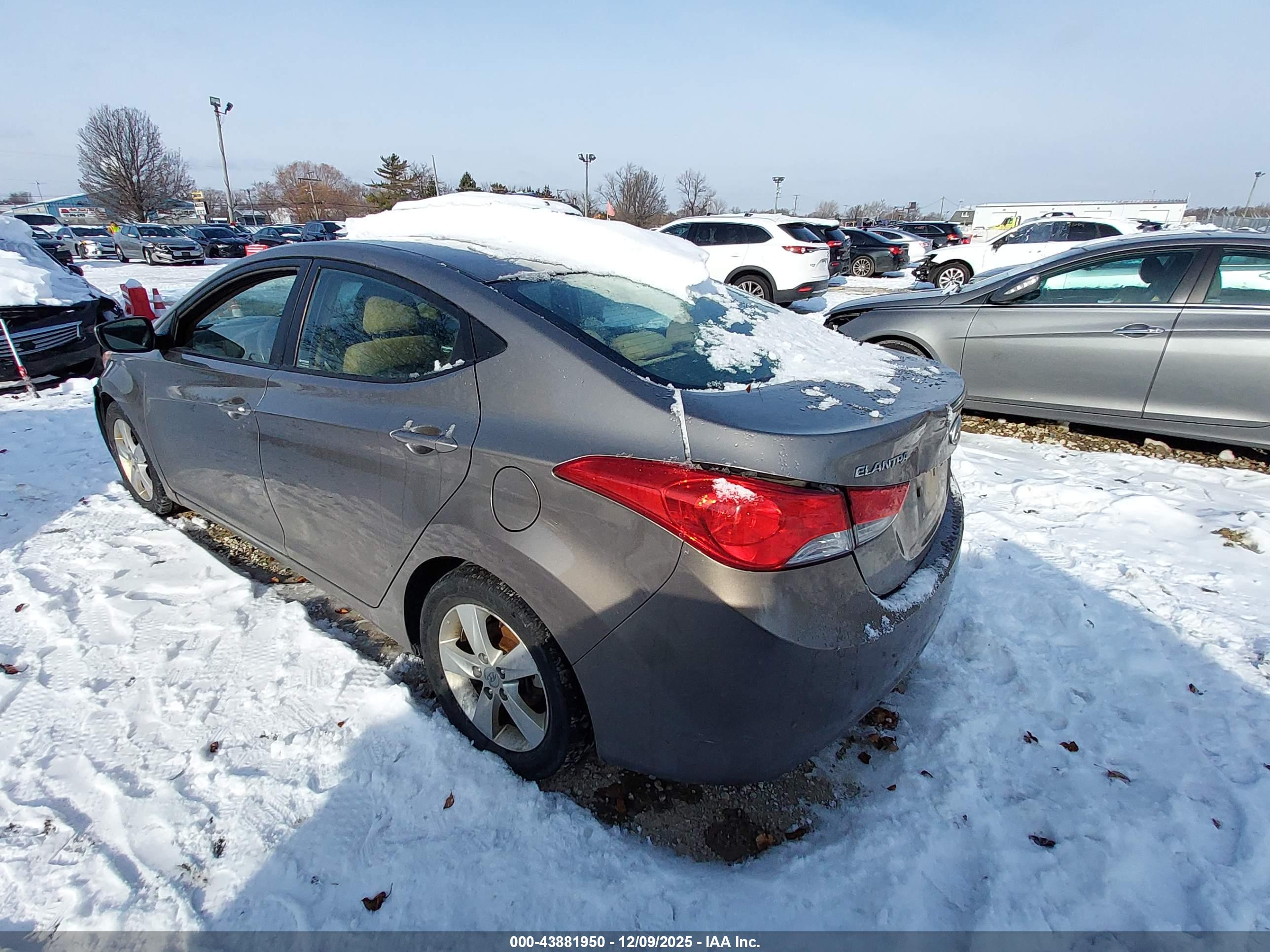 HYUNDAI ELANTRA image 3