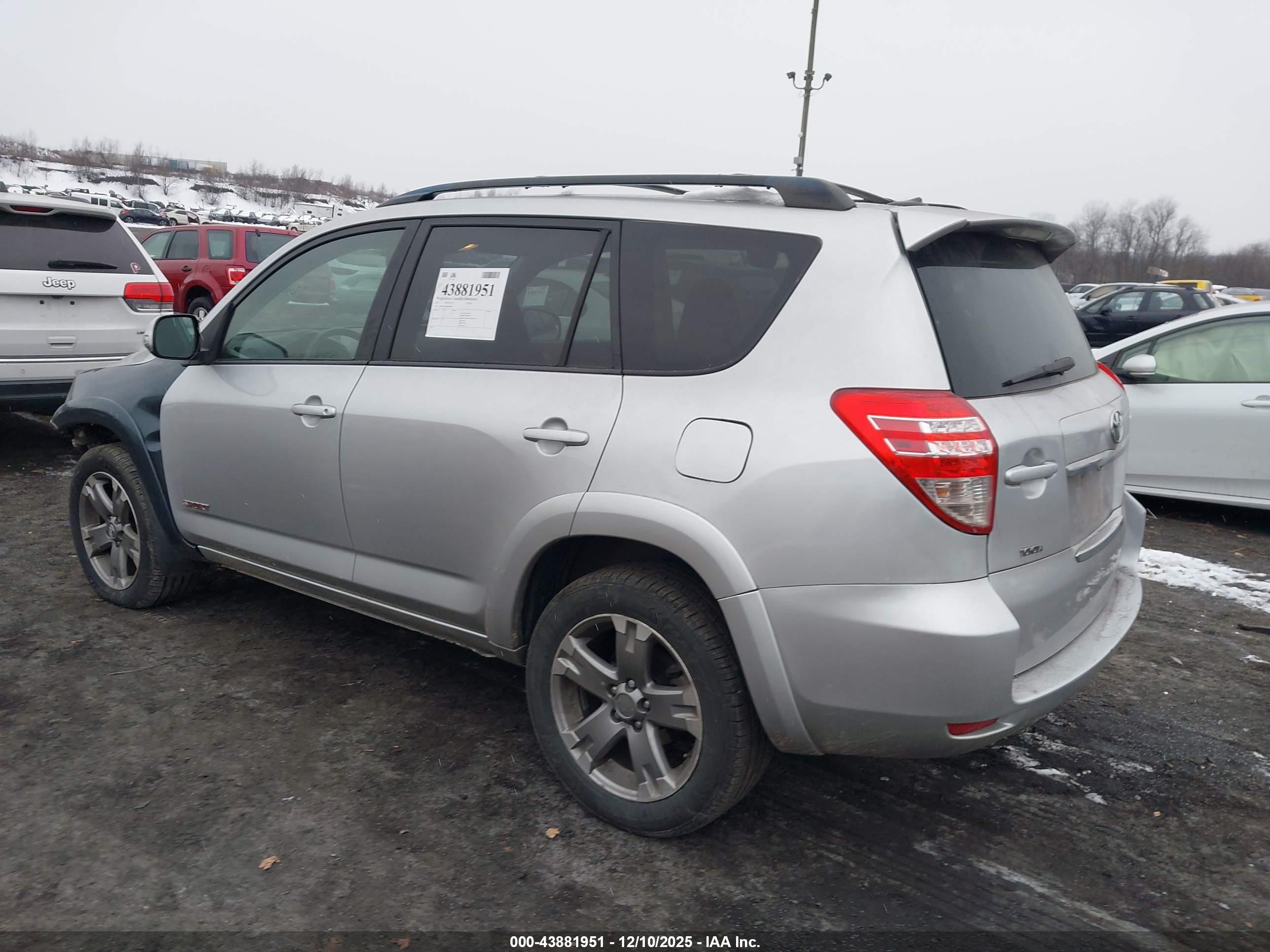 TOYOTA RAV4 image 3
