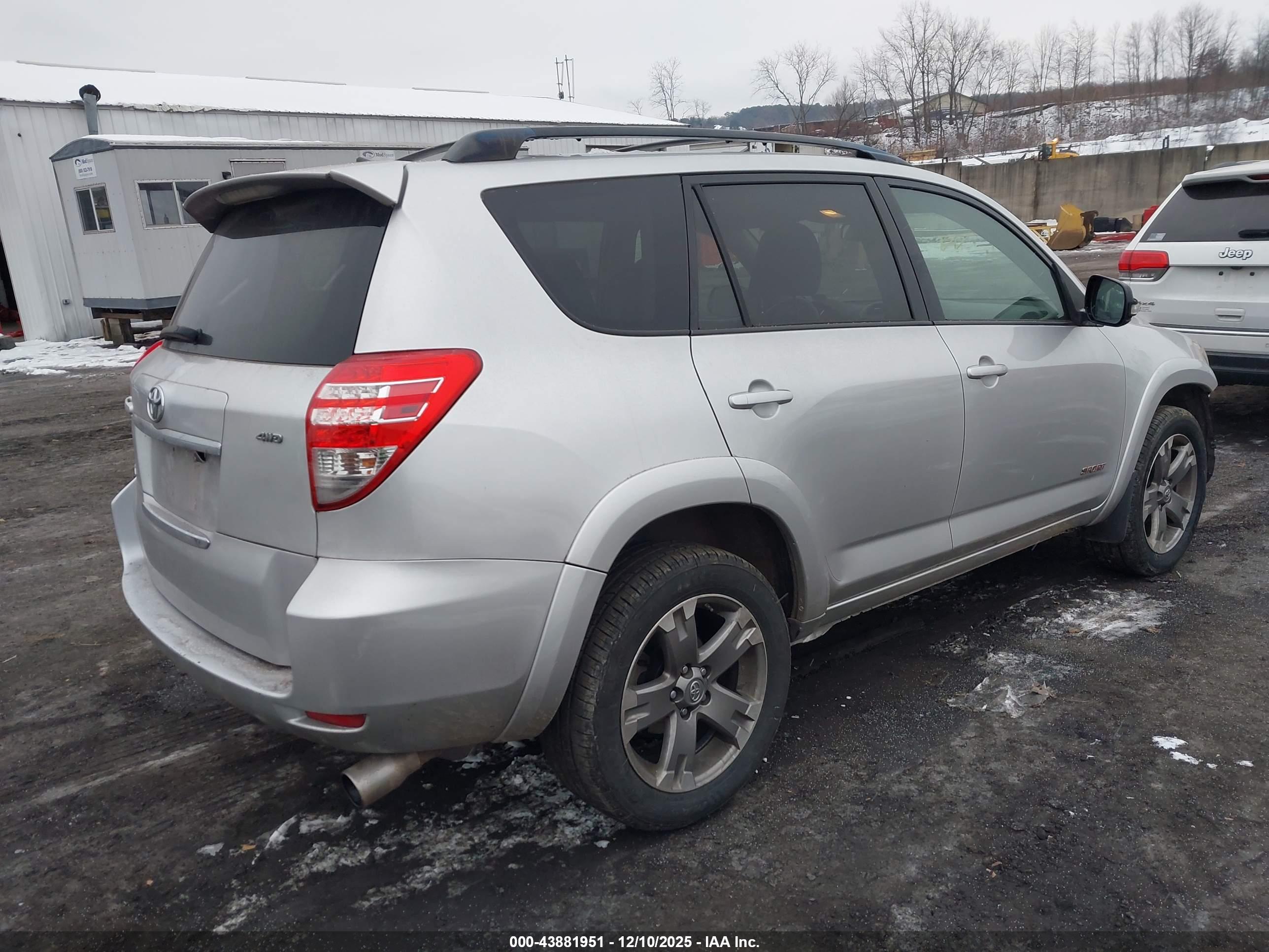 TOYOTA RAV4 image 4