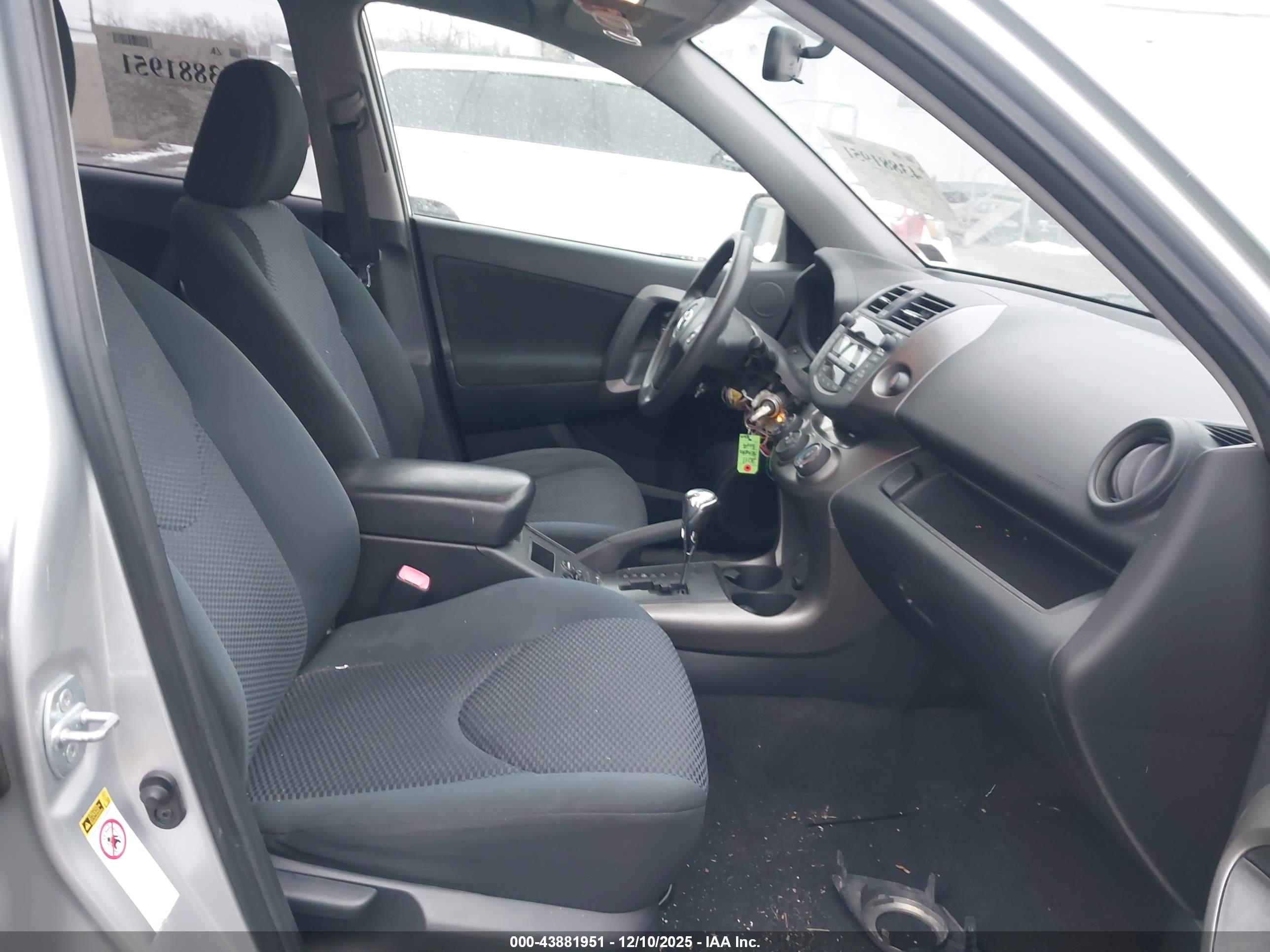 TOYOTA RAV4 image 5